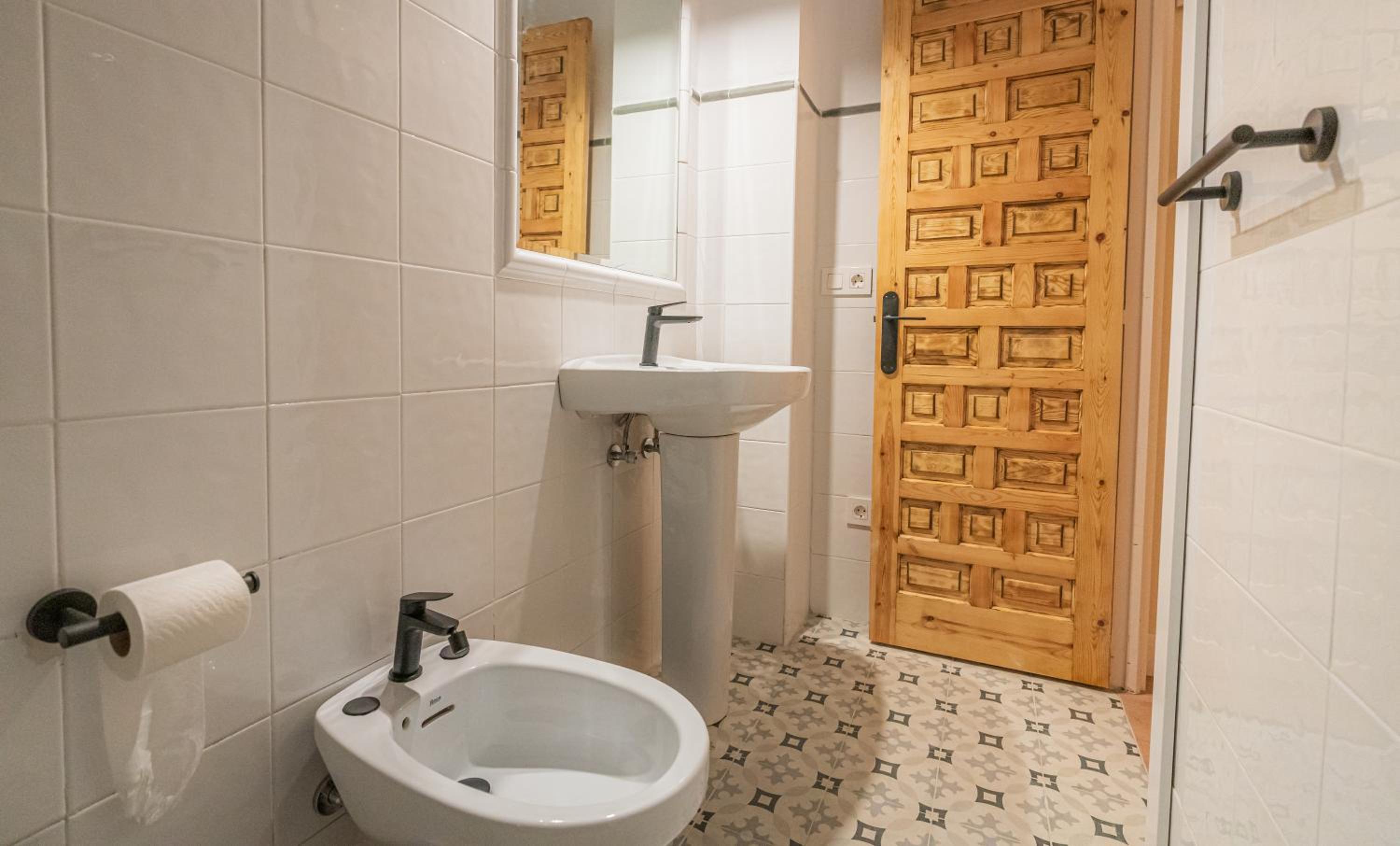 Double or Twin Room with Private Bathroom - Photo 22