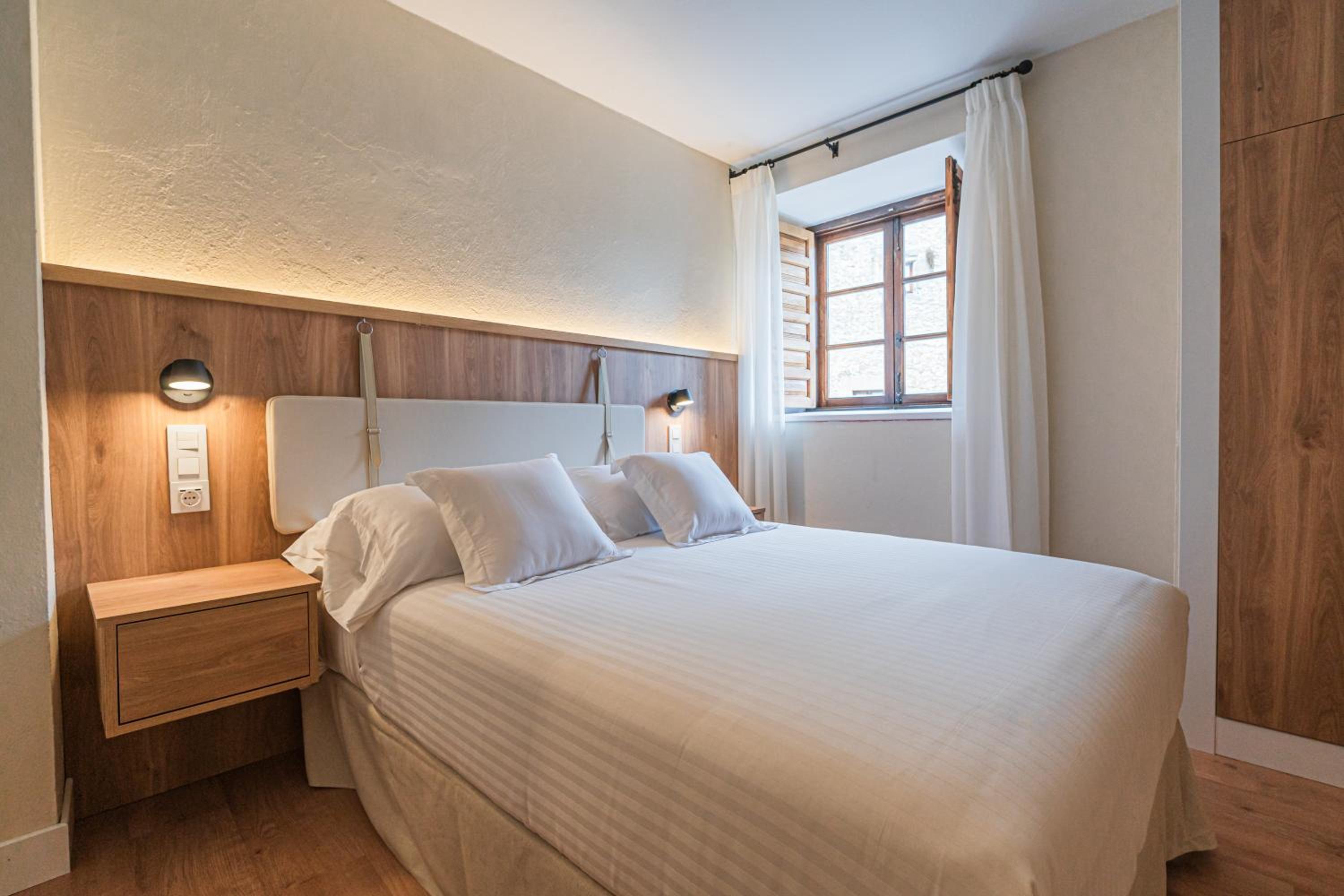 Double or Twin Room with Private Bathroom - Photo 4