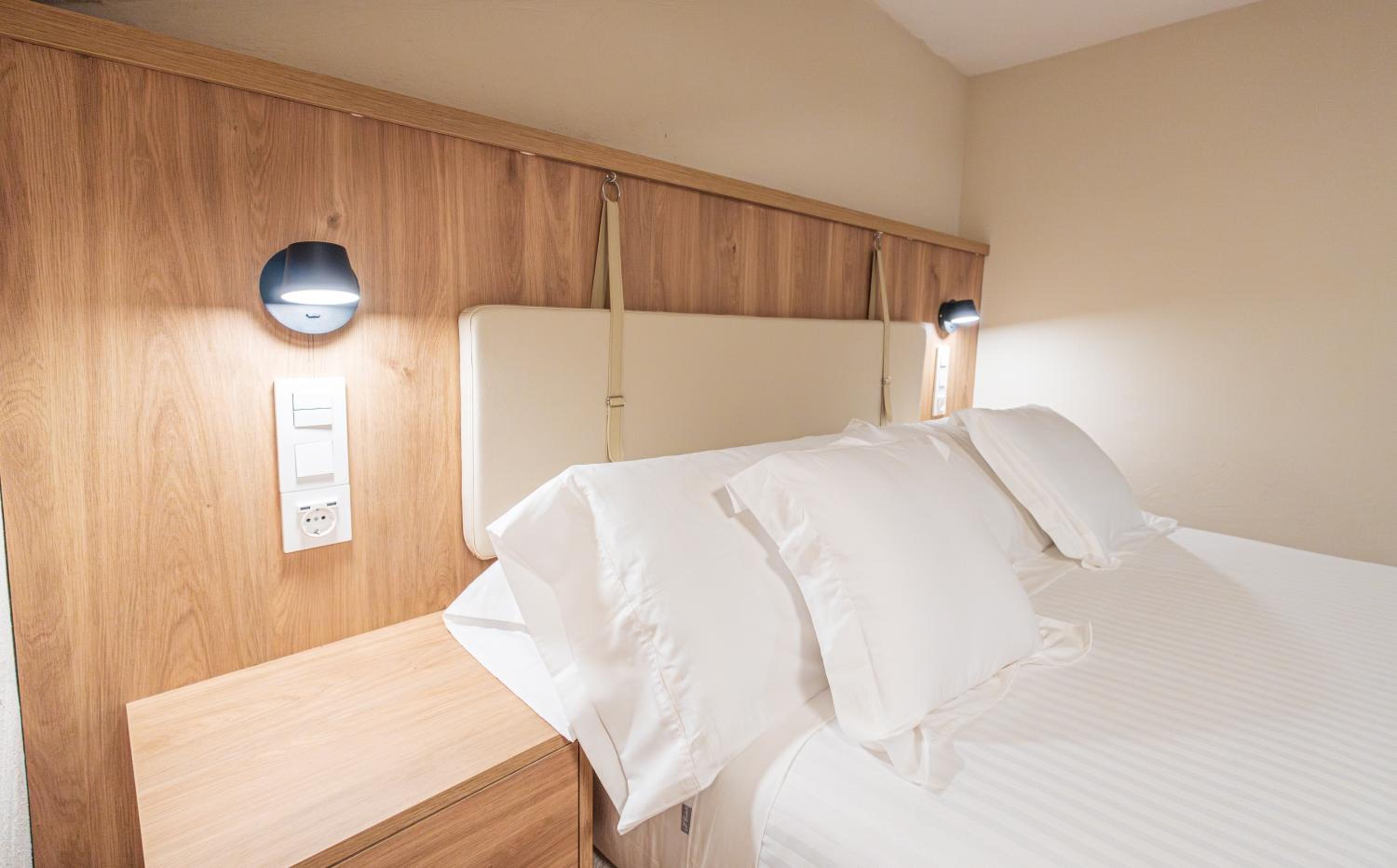 Double or Twin Room with Private Bathroom - Photo 27