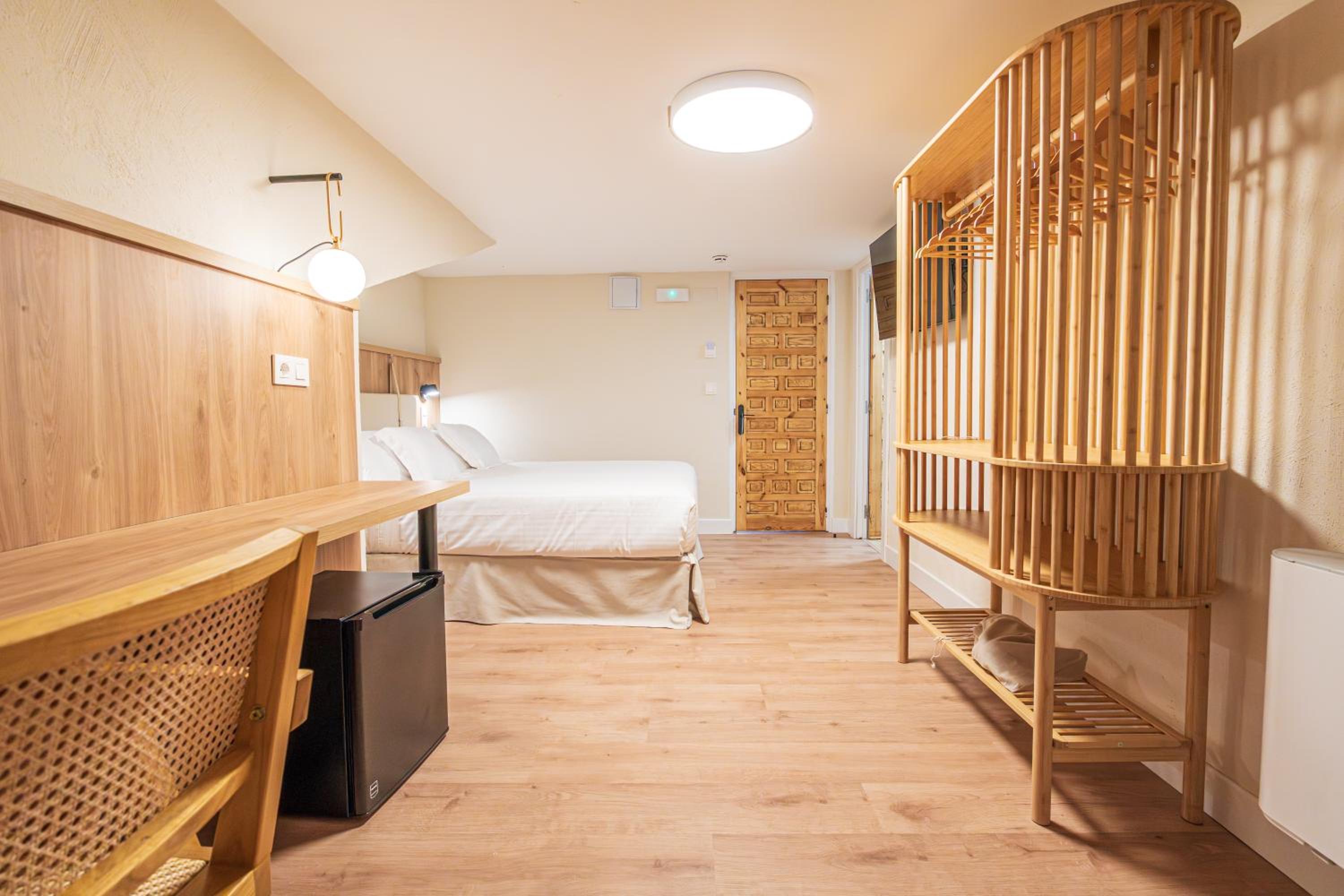 Double or Twin Room with Private Bathroom - Photo 6