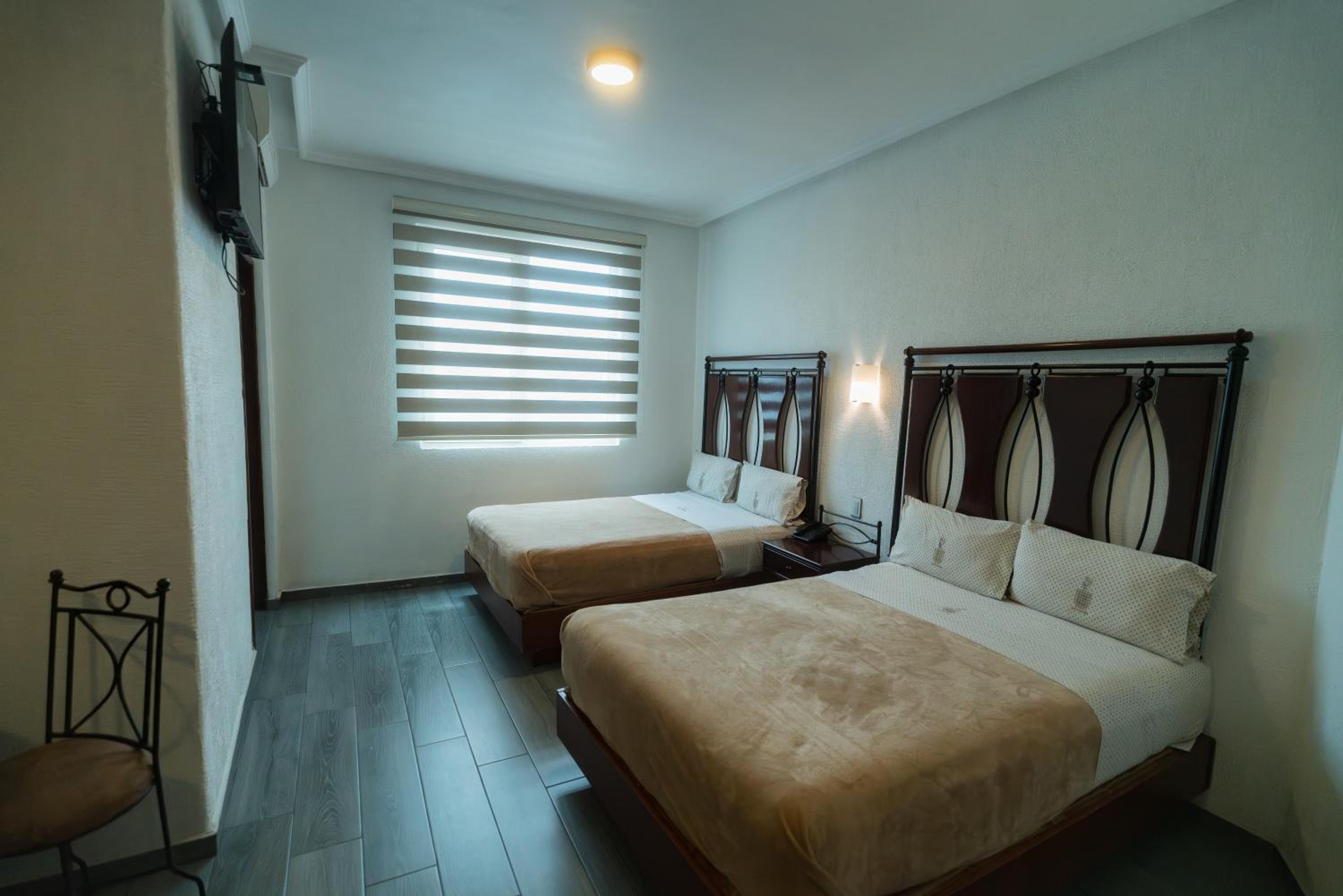 Double Room with Two Double Beds - Photo 32