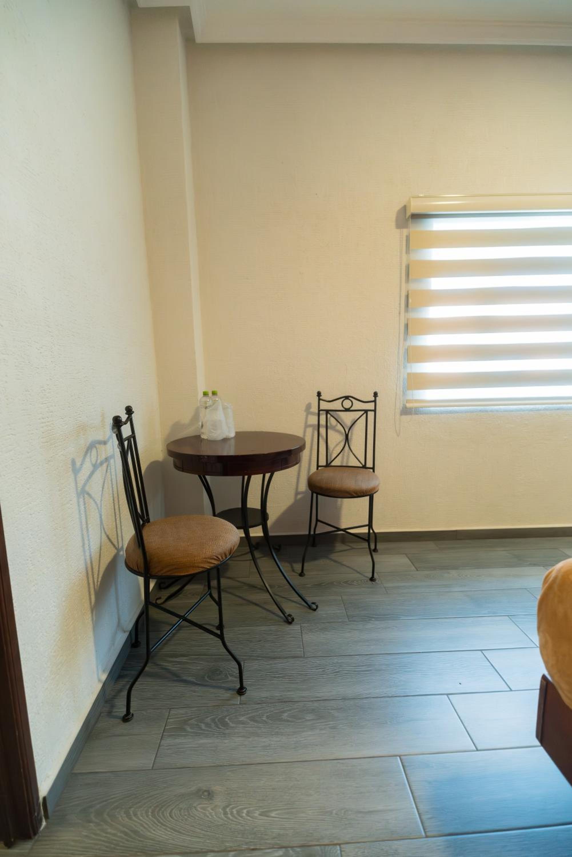 Double Room with Two Double Beds - Photo 11