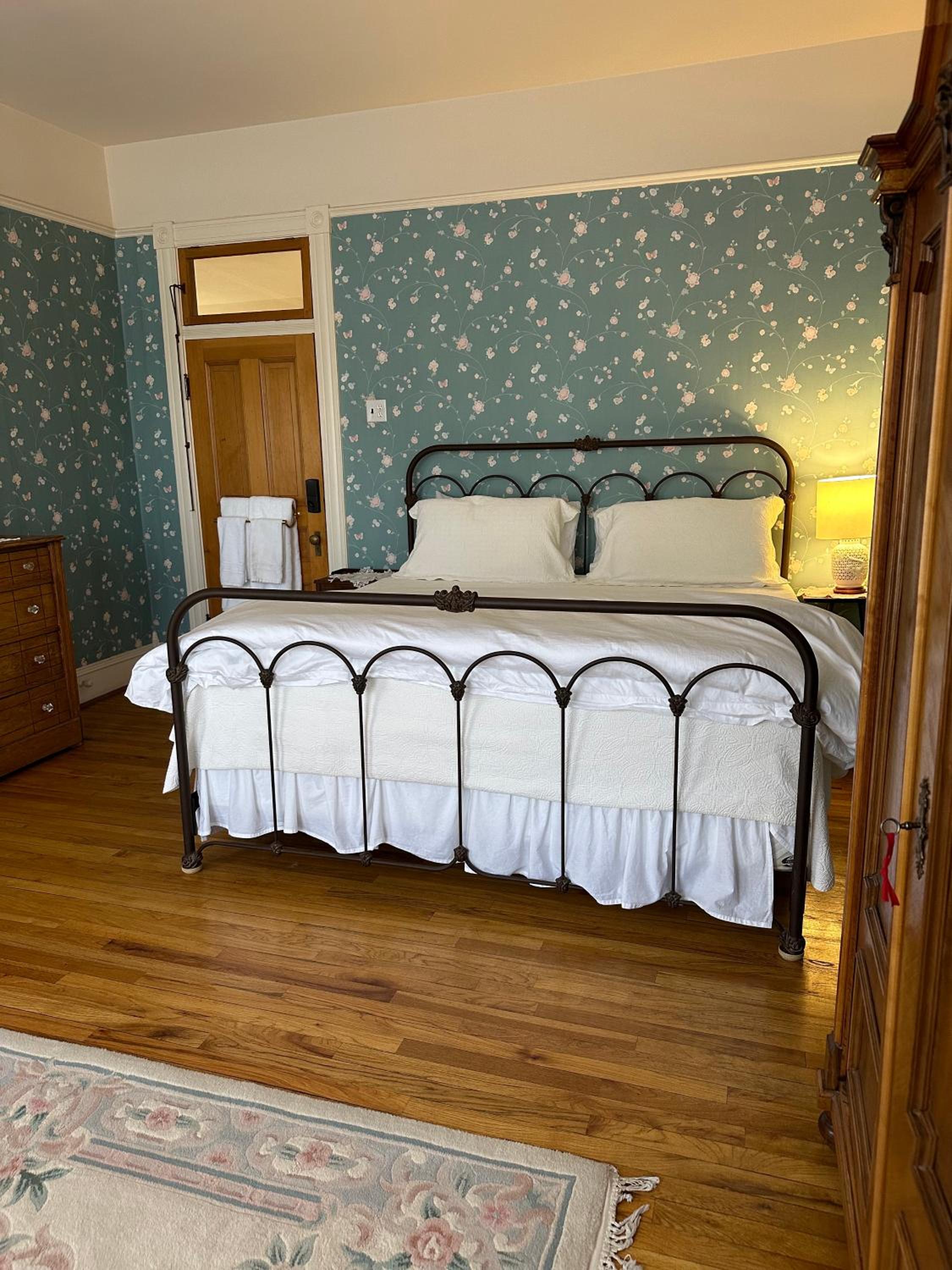 Deluxe King Room - Photo 5