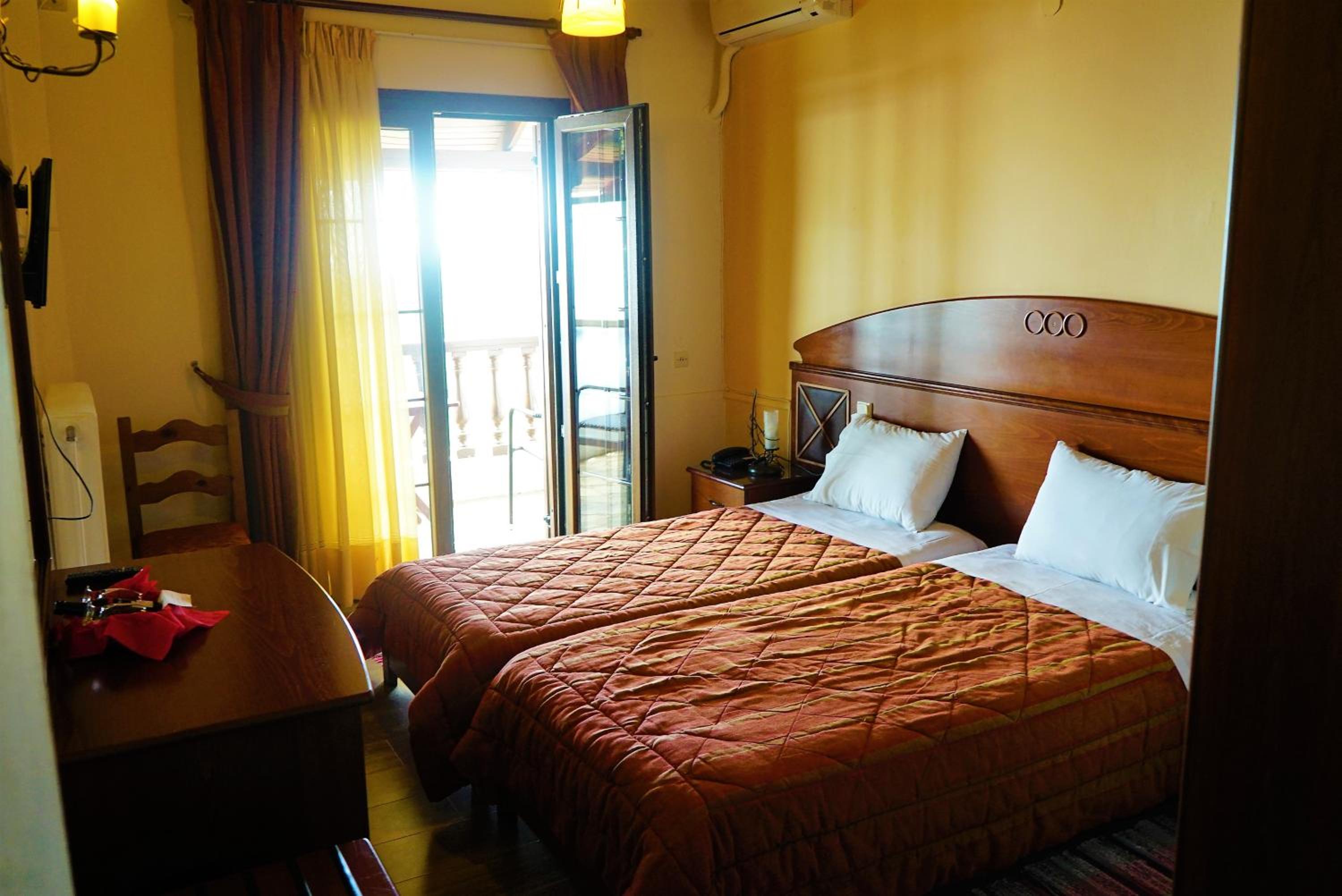 Double Room with Balcony and Sea View - Photo 3