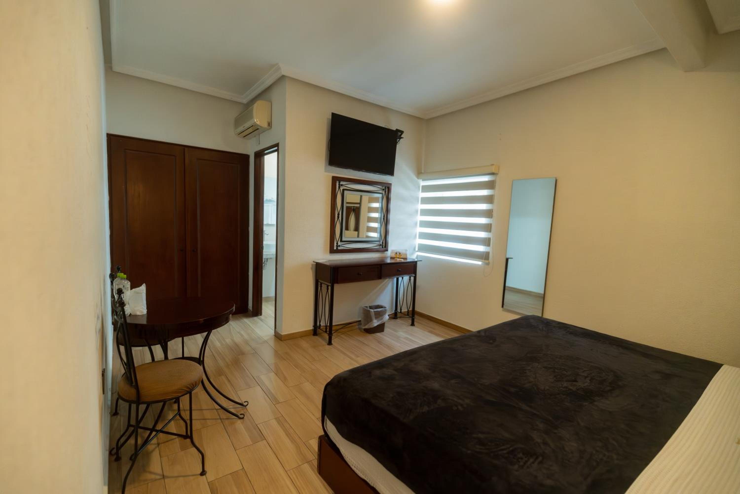 Queen Room - Photo 30