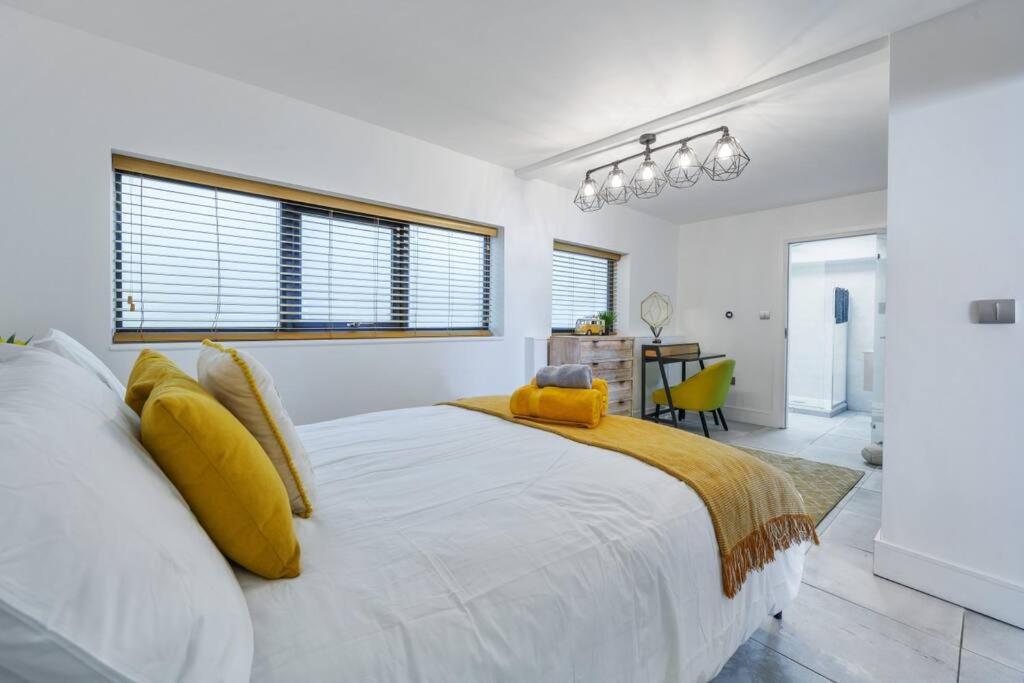 Five-Bedroom House photo 1