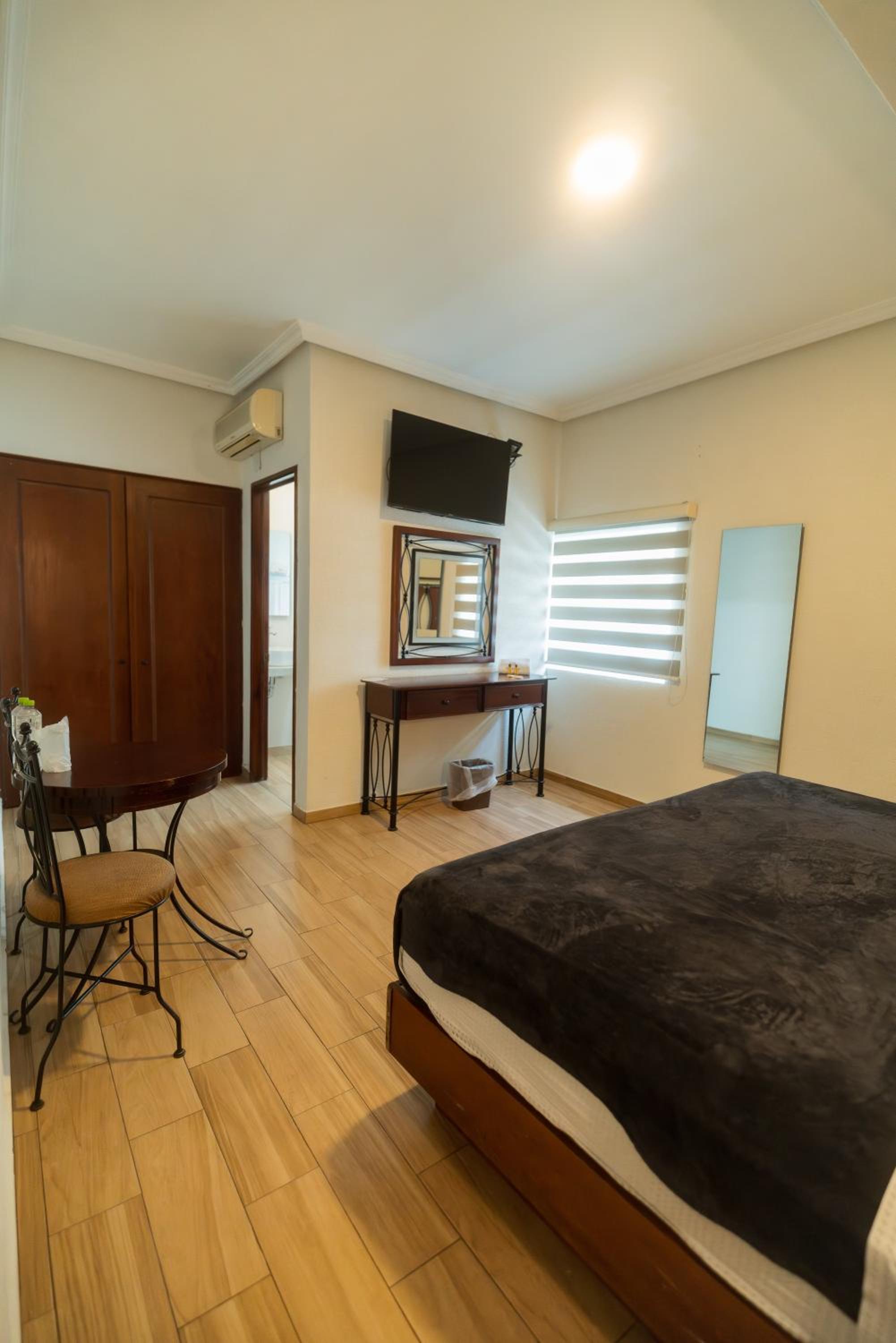 Queen Room - Photo 27