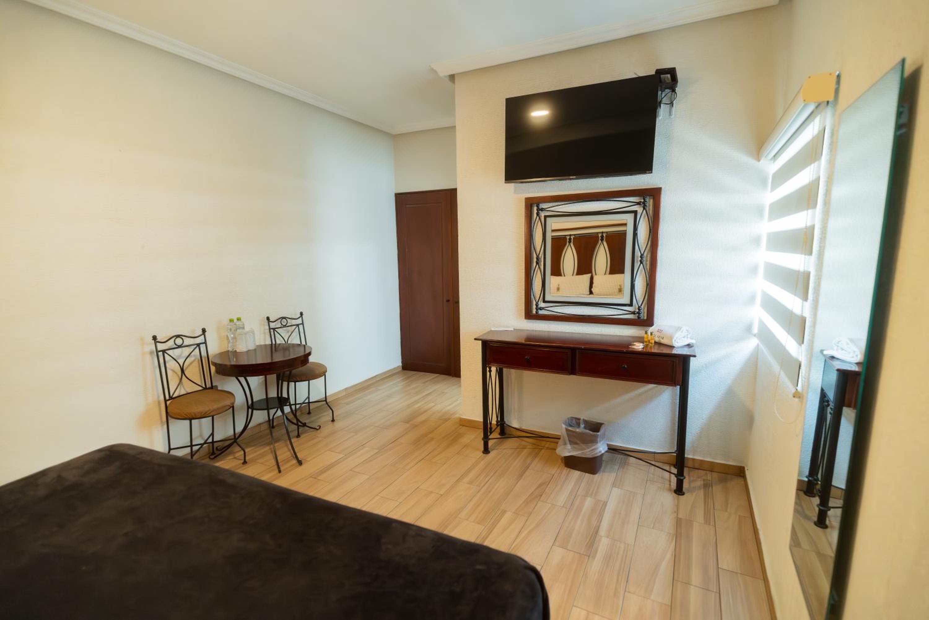 Queen Room - Photo 22
