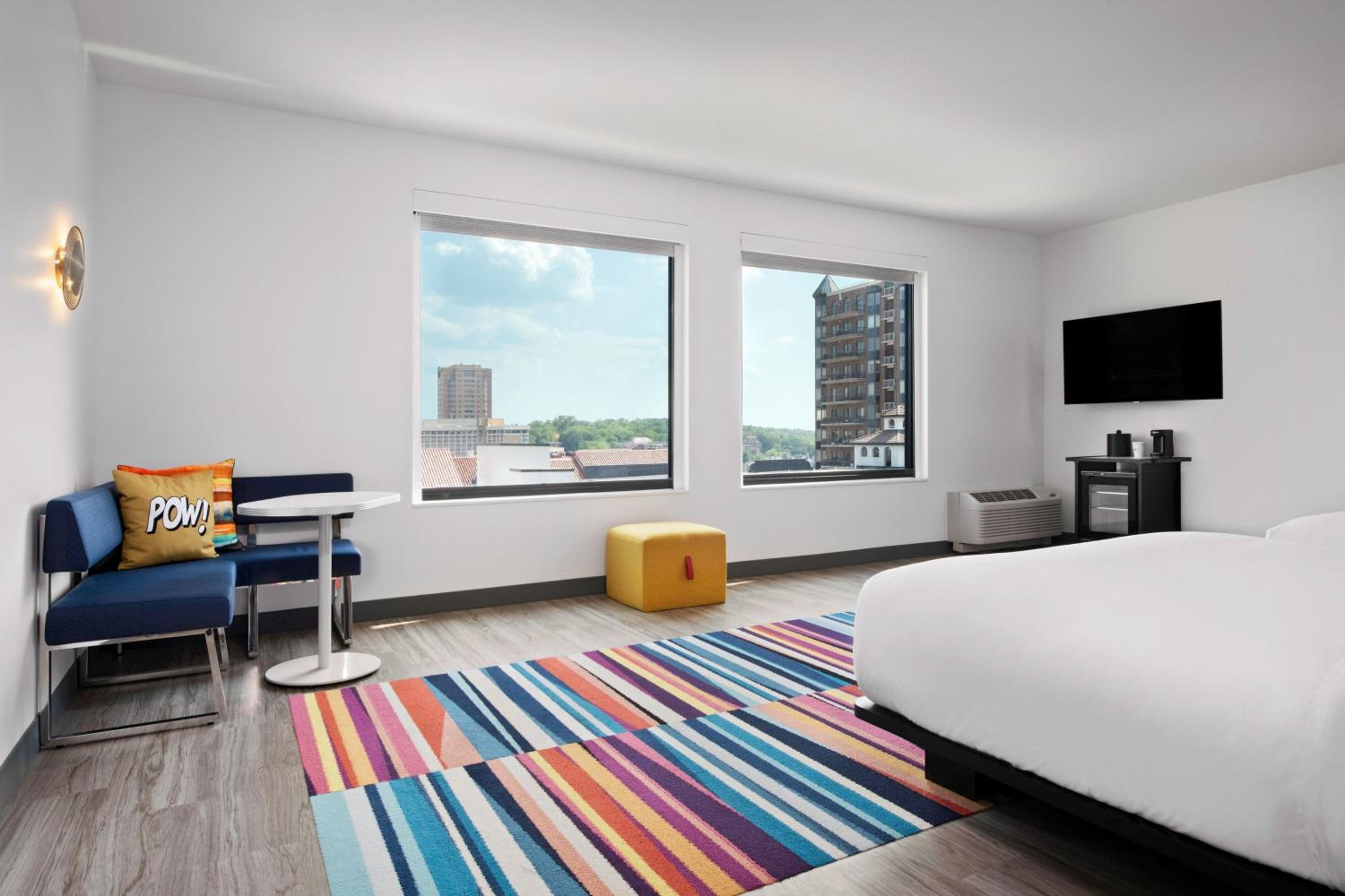Queen Room with Two Queen Beds - Photo 2