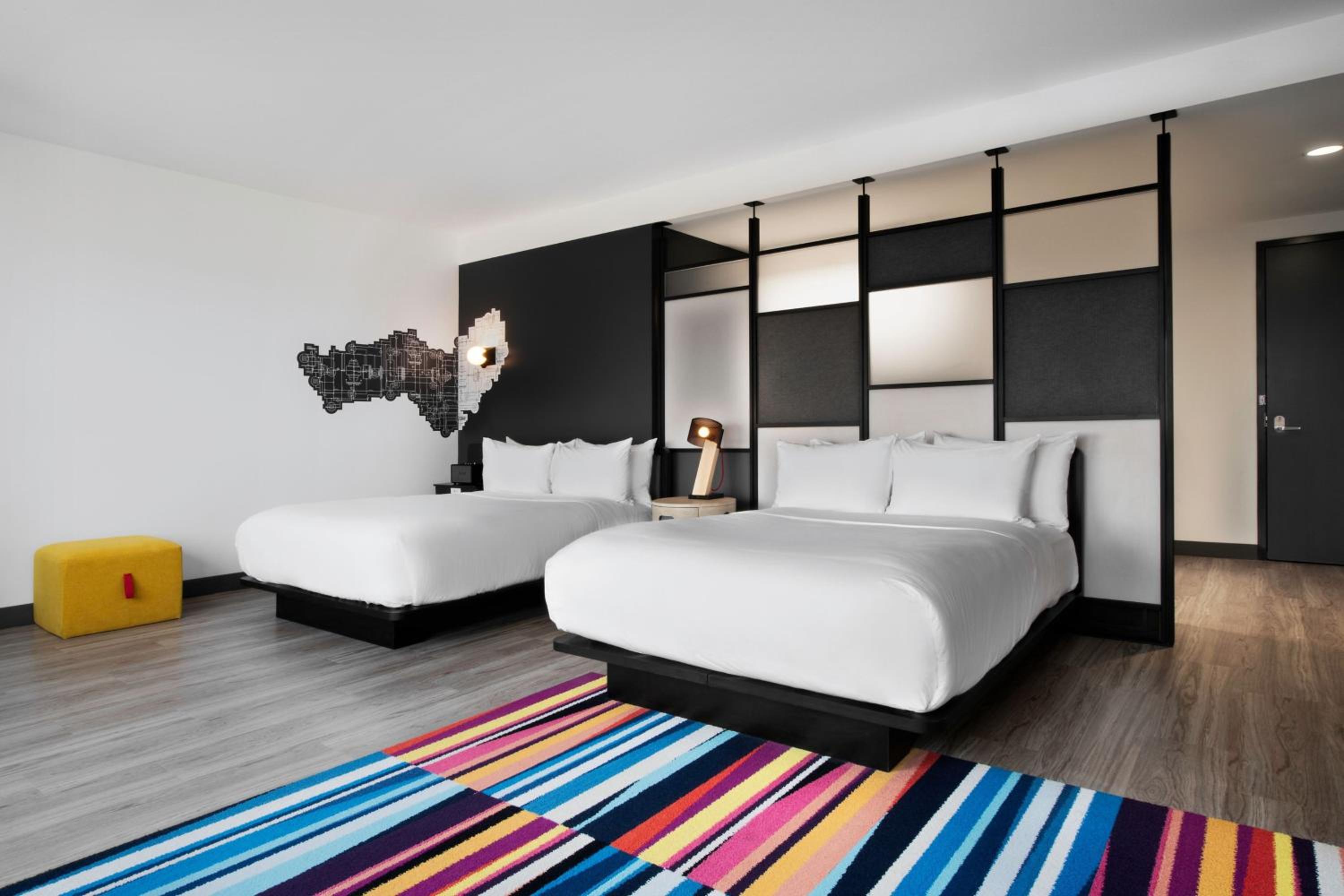 Queen Room with Two Queen Beds - Photo 4