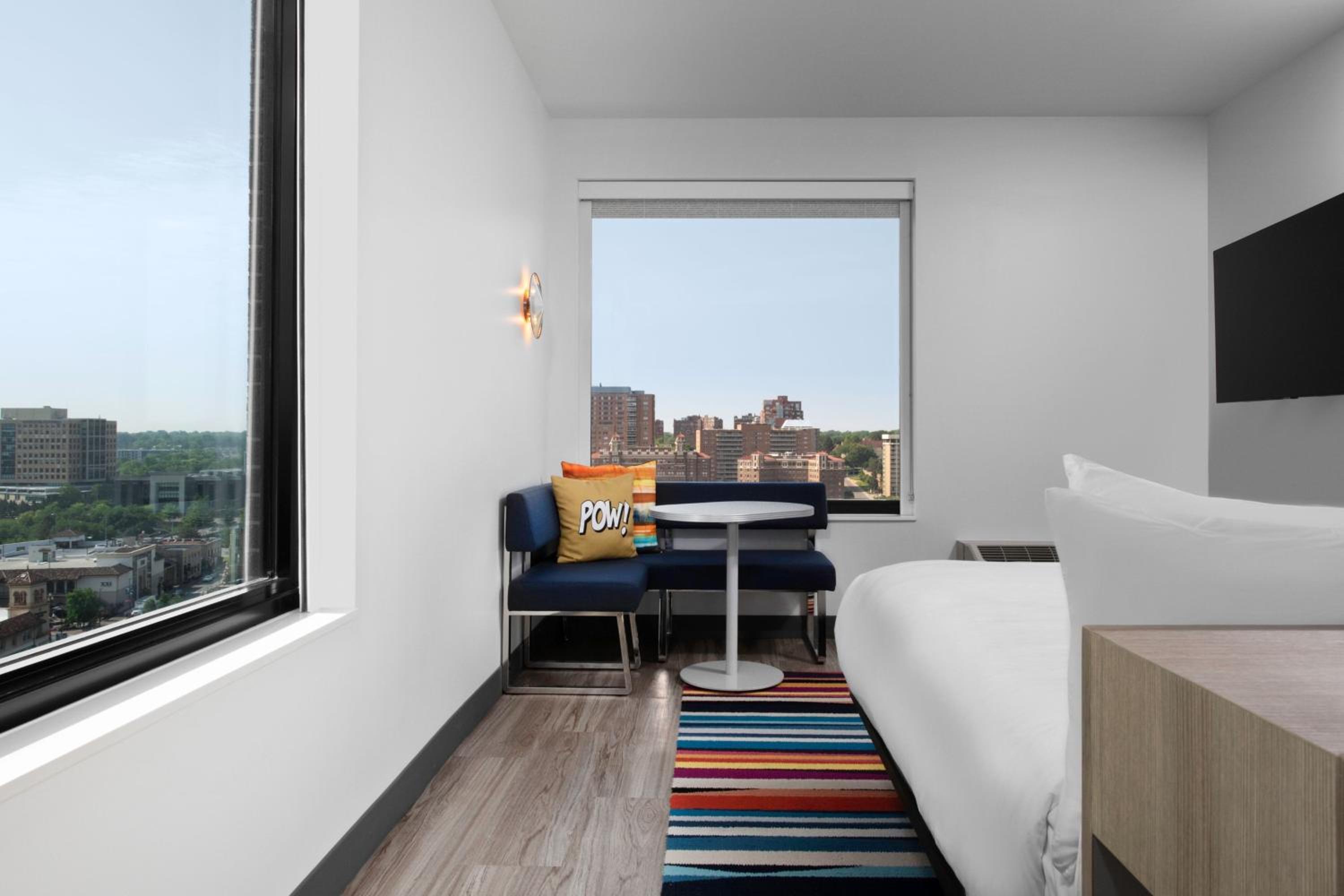 King Room with City View - Photo 3
