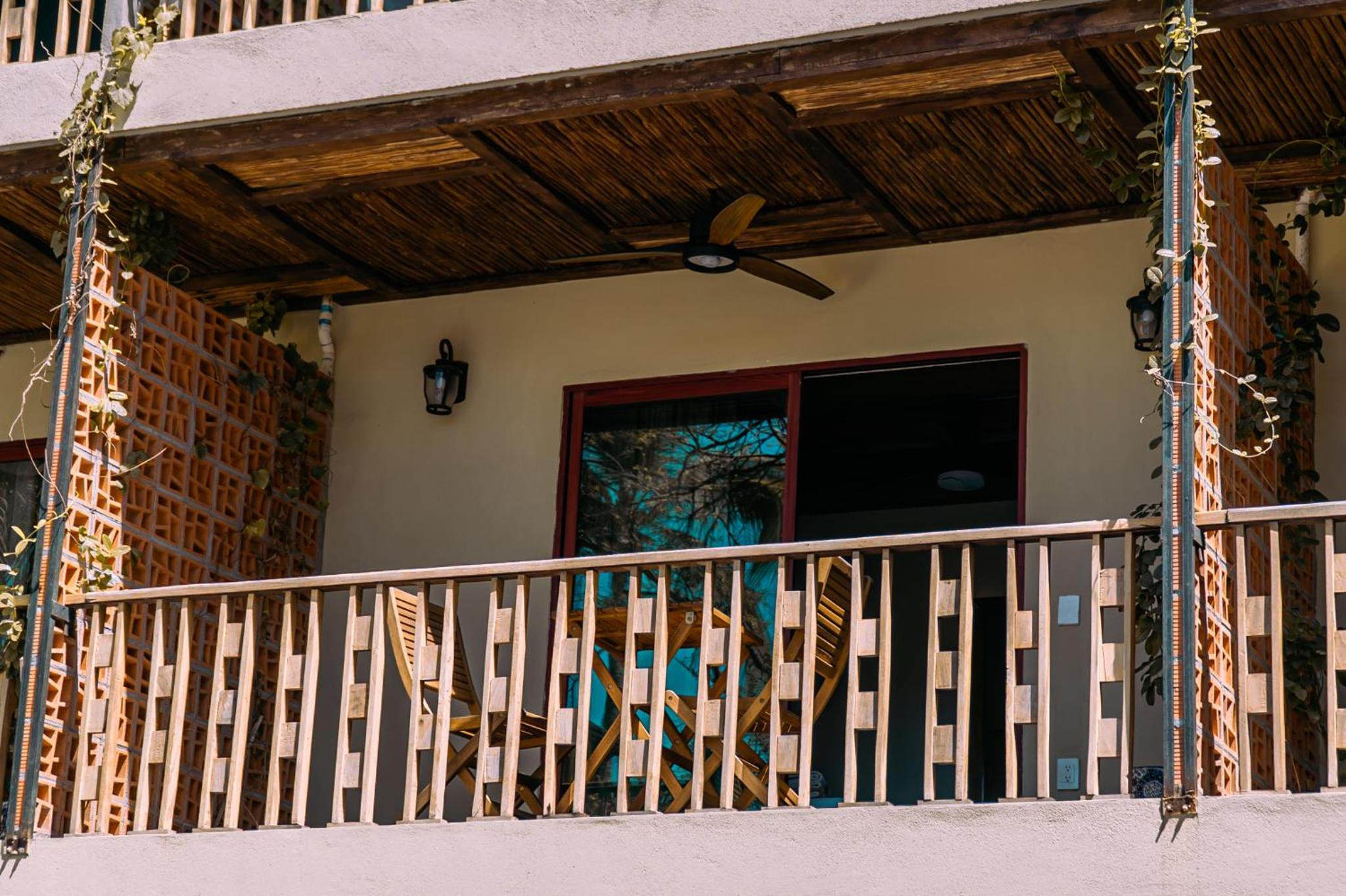 Studio with Balcony - Photo 5