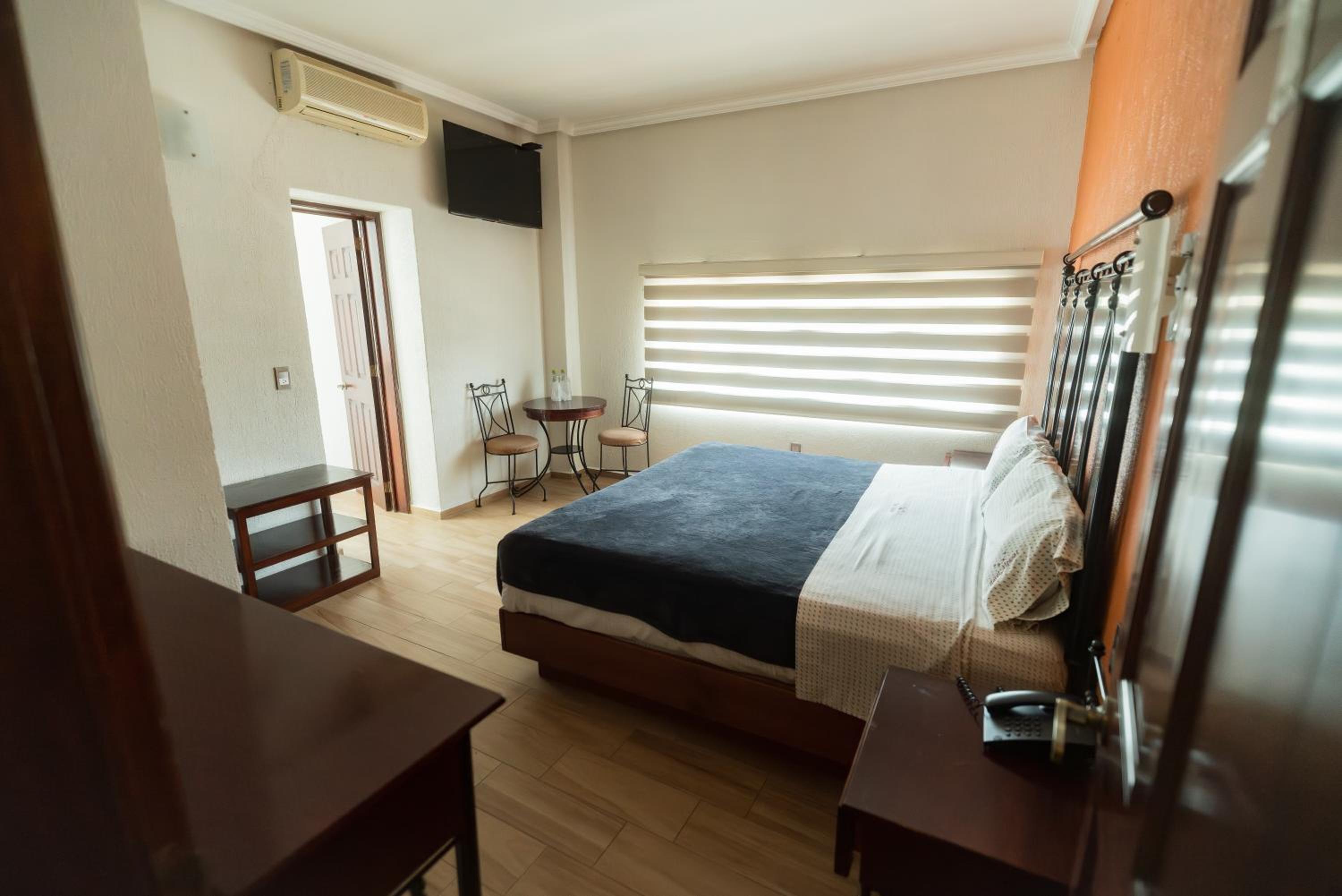 Queen Room - Photo 21