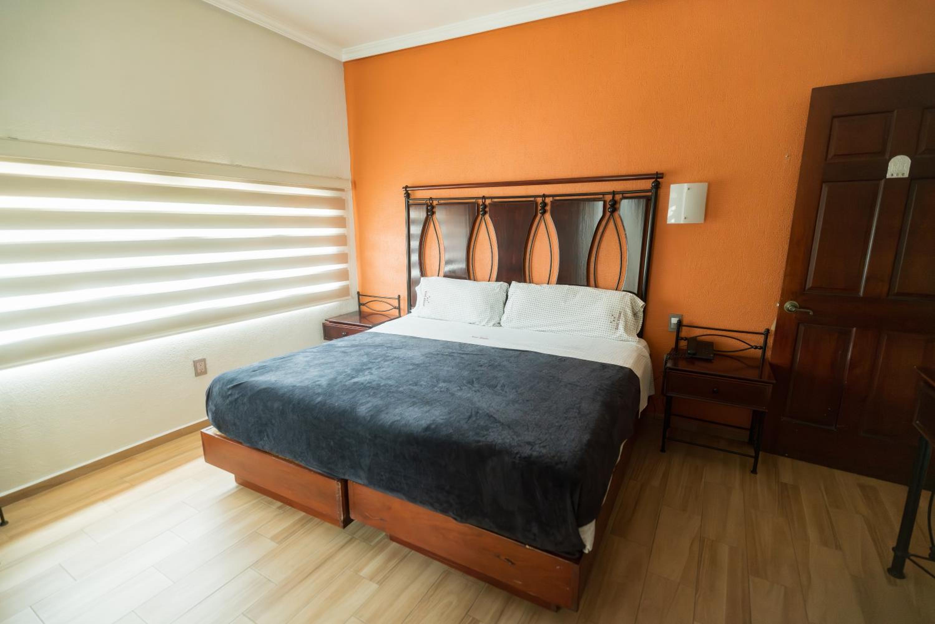 Queen Room - Photo 20