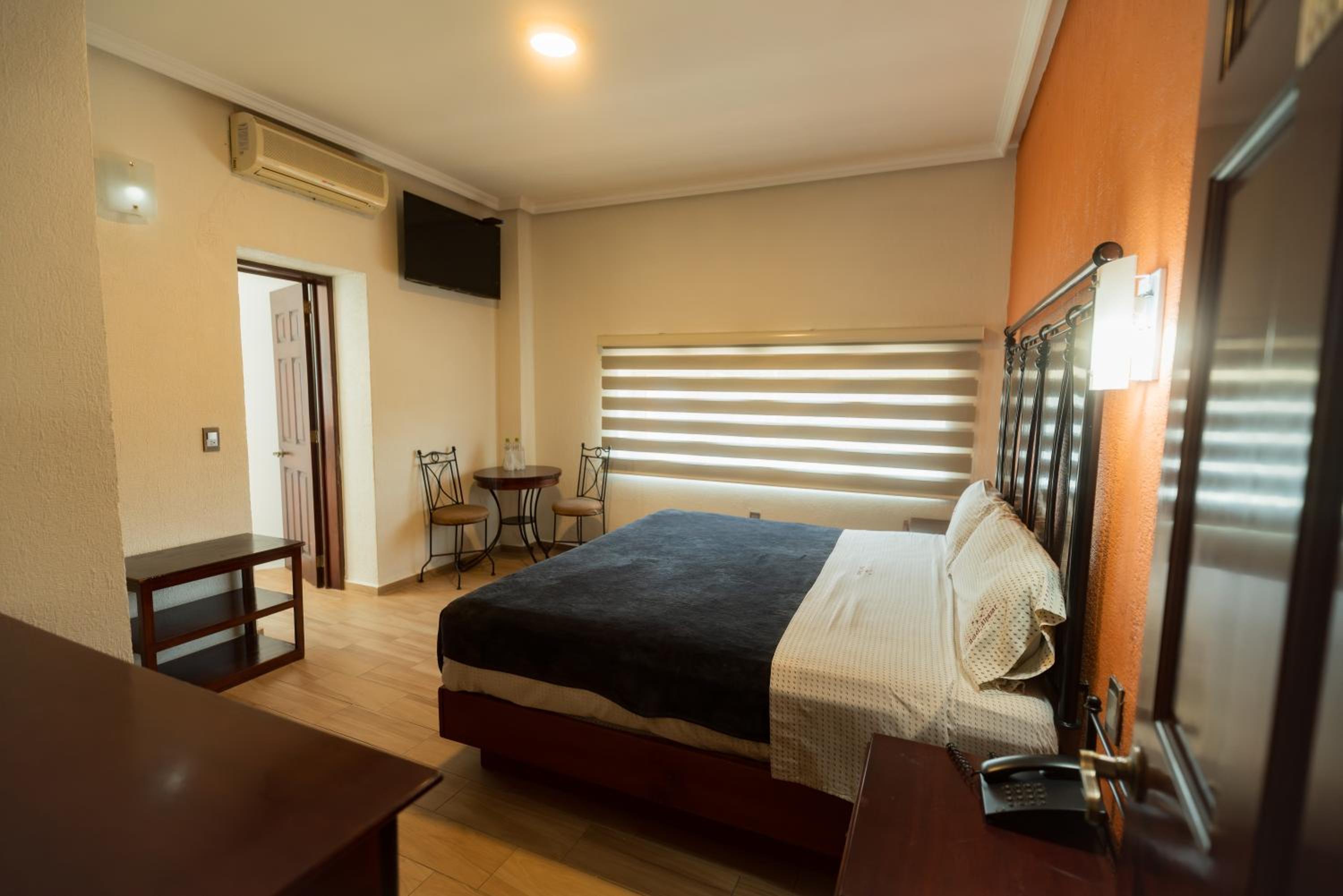 Queen Room - Photo 17