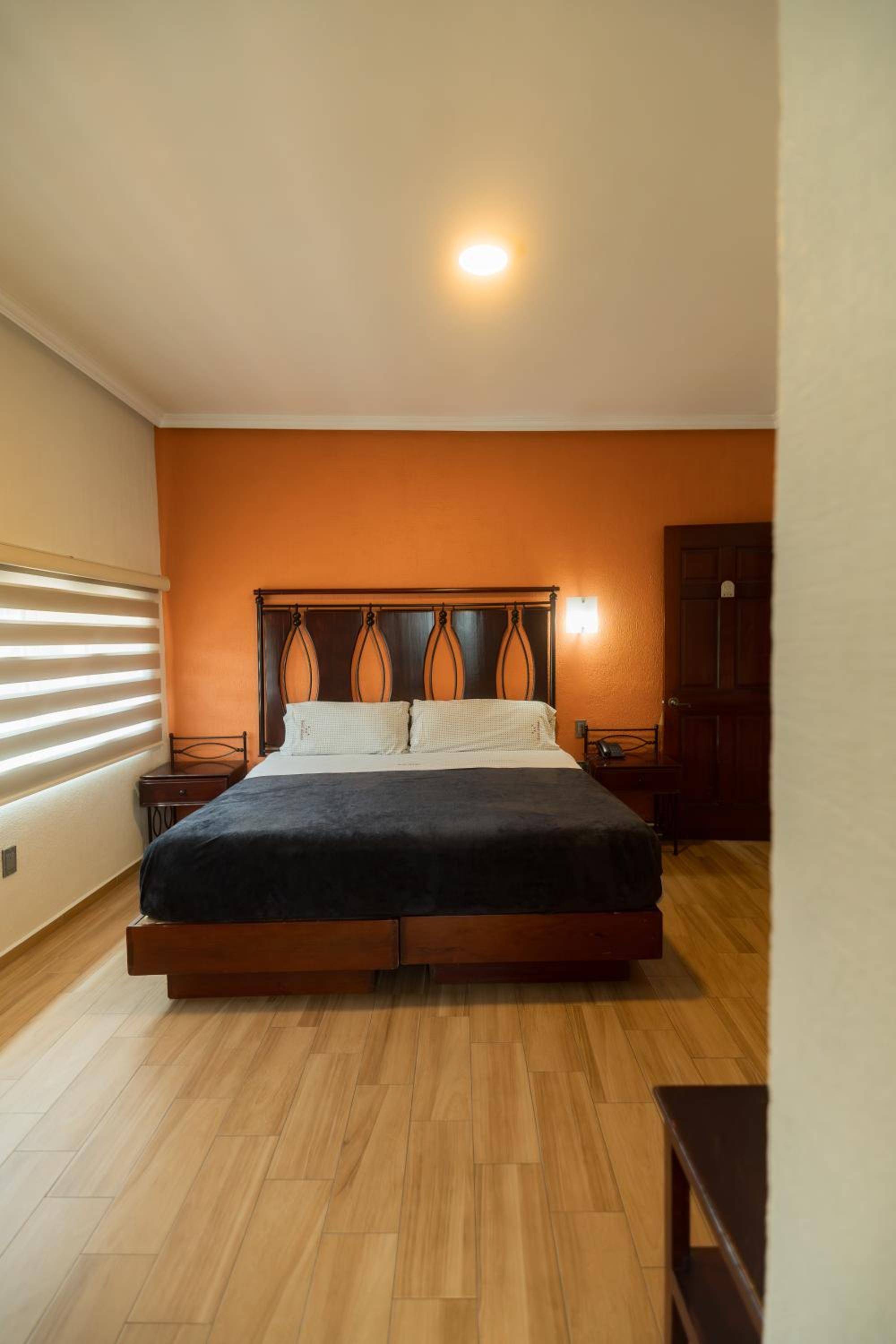 Queen Room - Photo 16