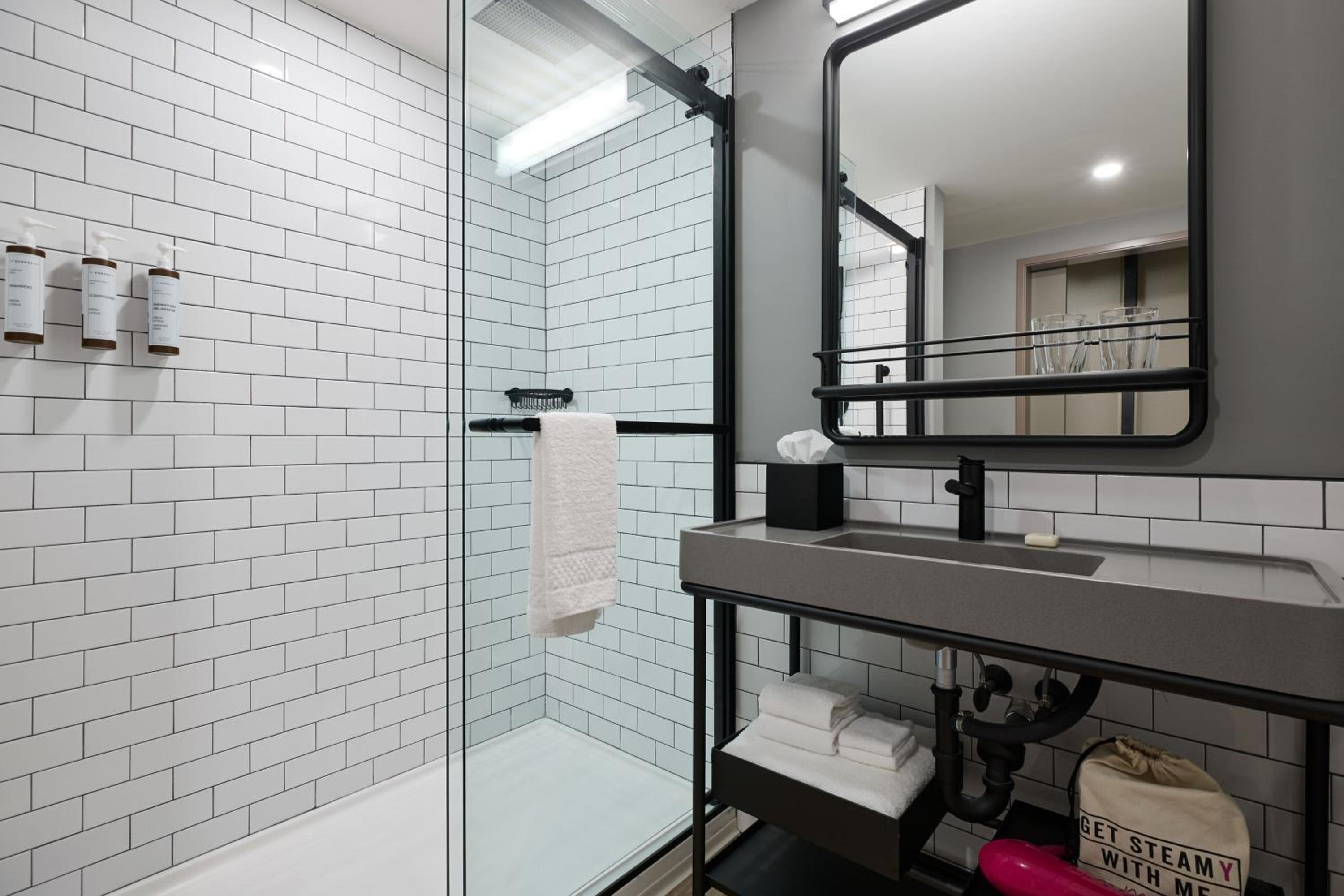 Queen Room with Two Queen Beds and Bathtub - Mobility Access/Hearing Accessible photo 2