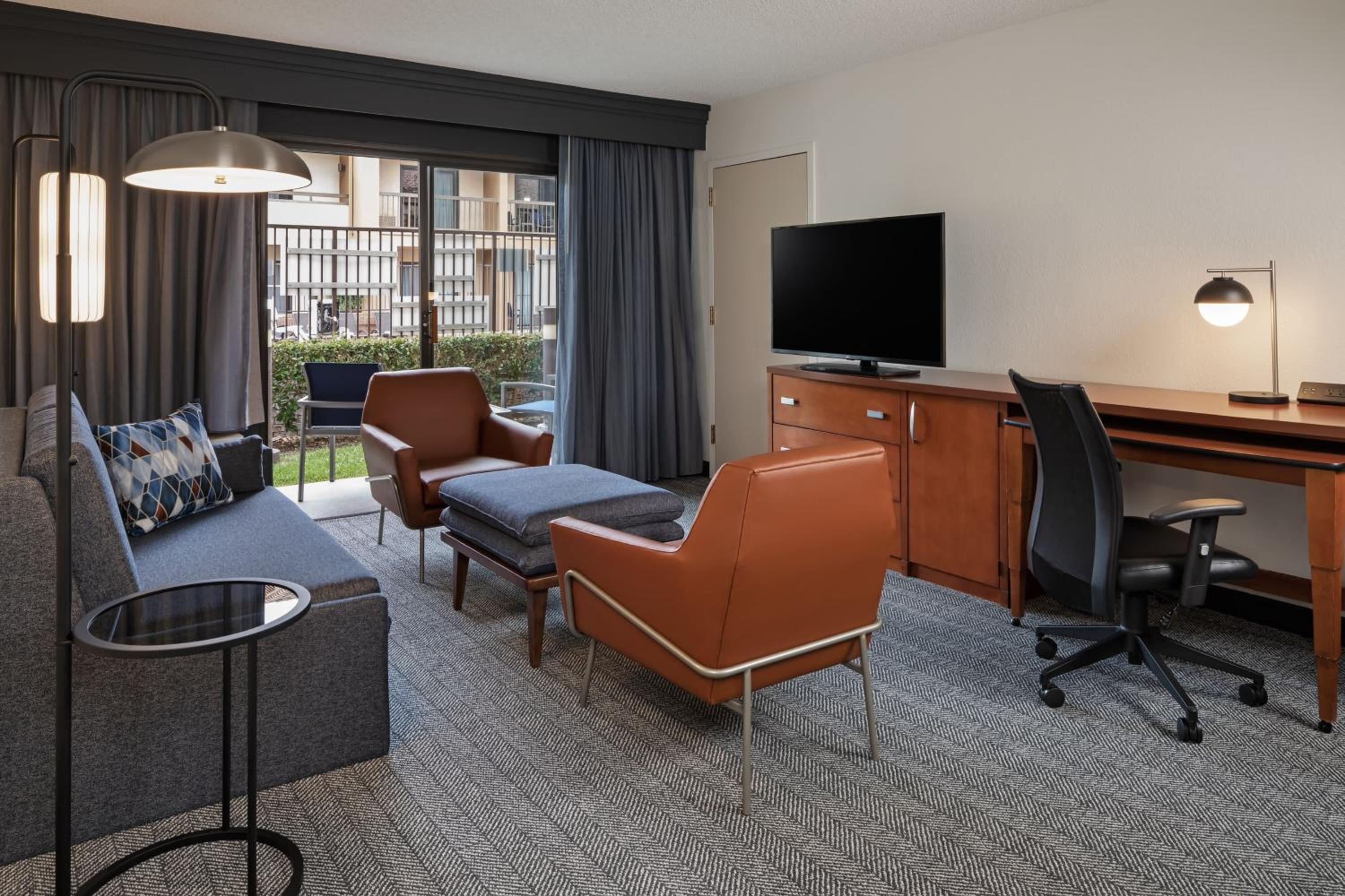 One-Bedroom King Suite - Photo 3