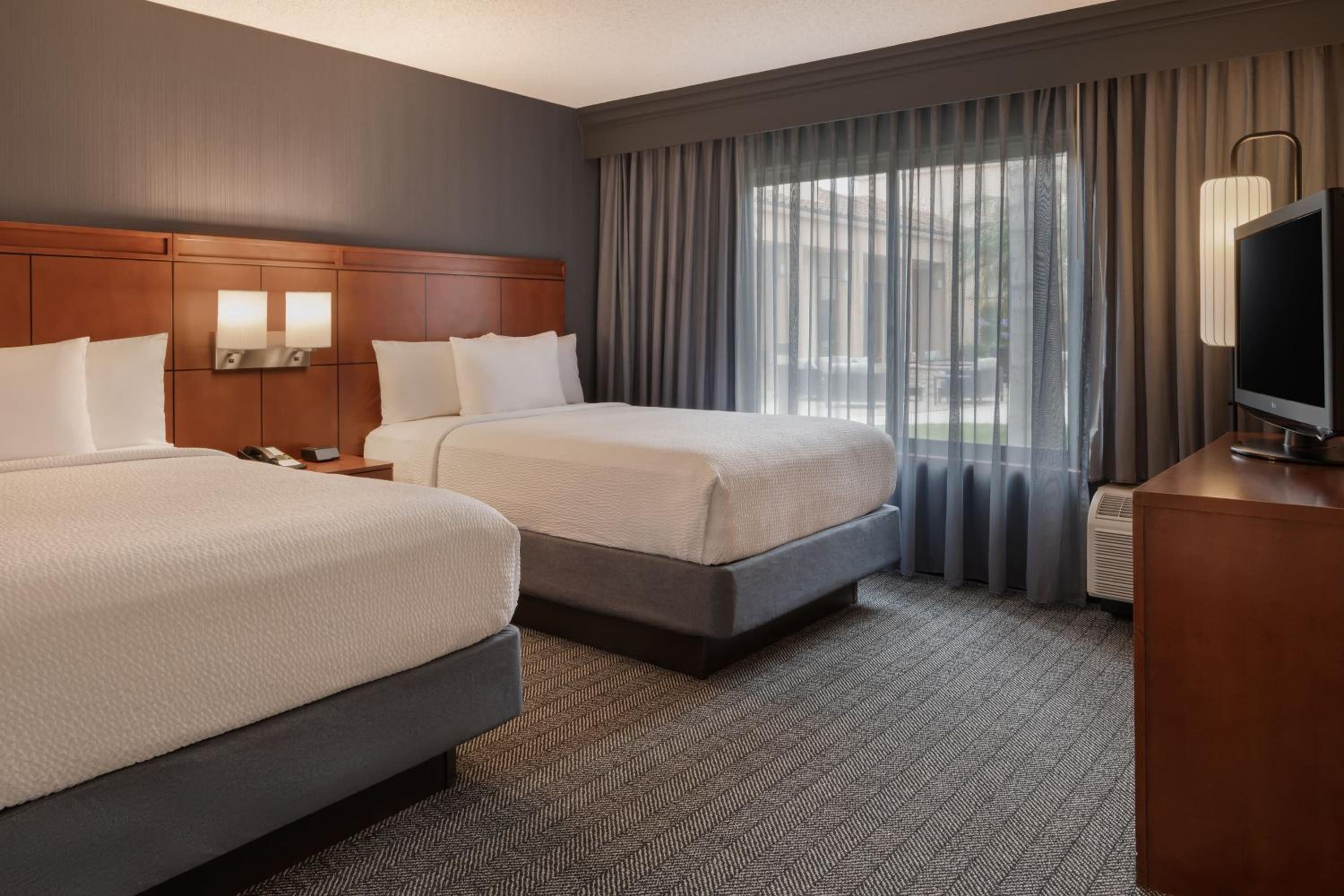 Suite with Two Double Beds and Sofa Bed - Photo 4