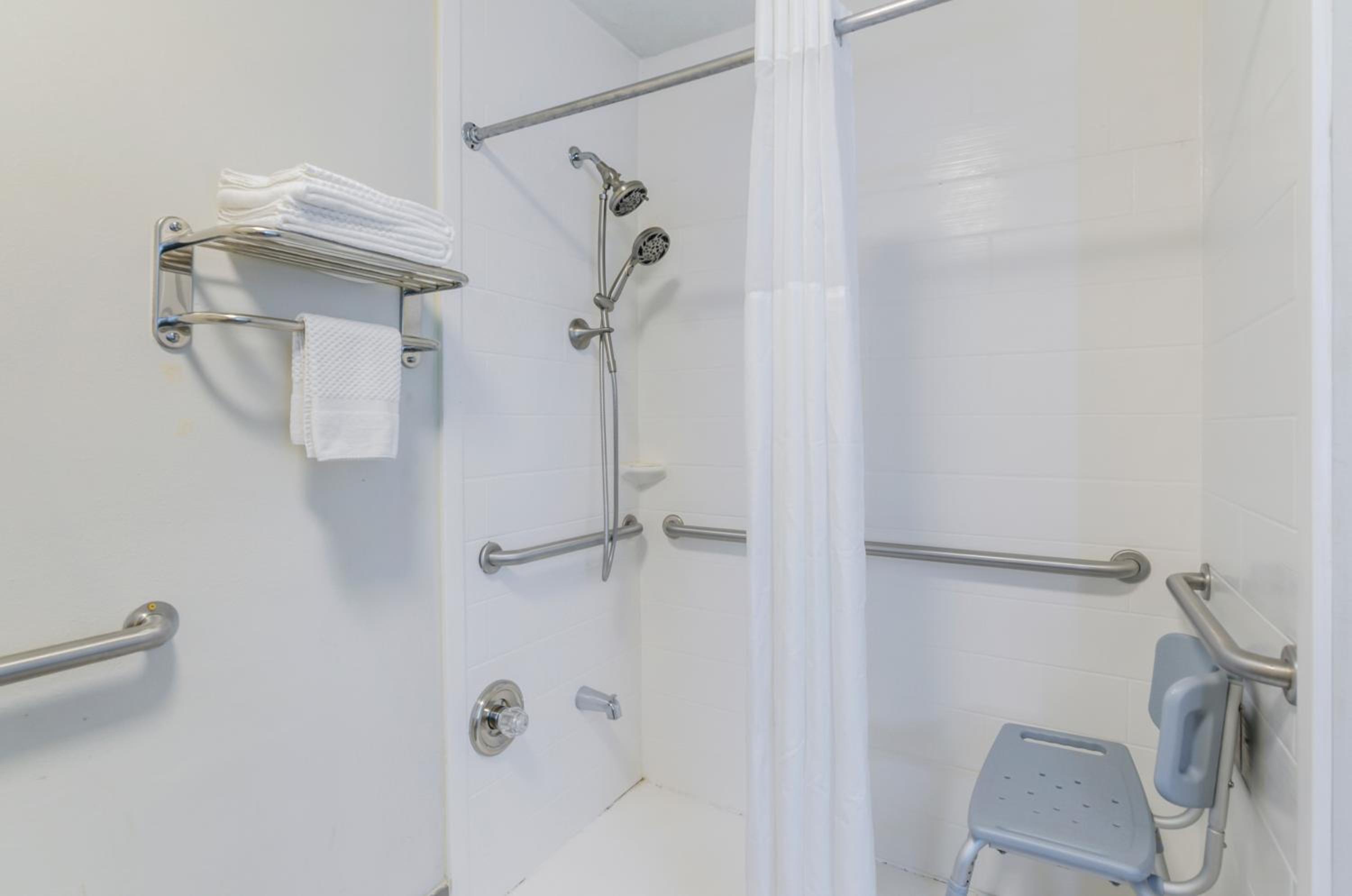 Efficiency King Room with Roll-In Shower - Disability Access/Non Smoking - Photo 6
