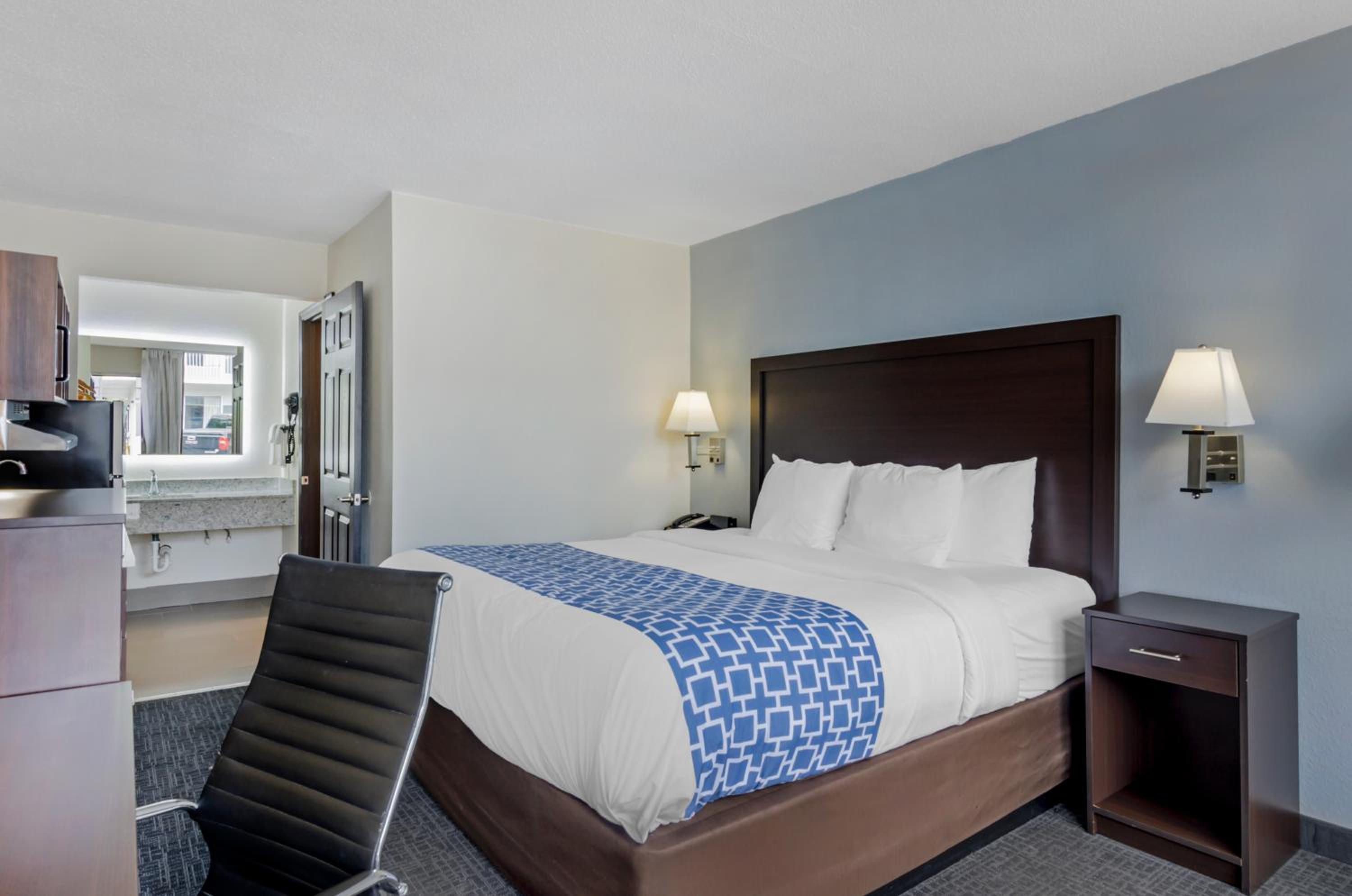 Efficiency King Room with Roll-In Shower - Disability Access/Non Smoking - Photo 1
