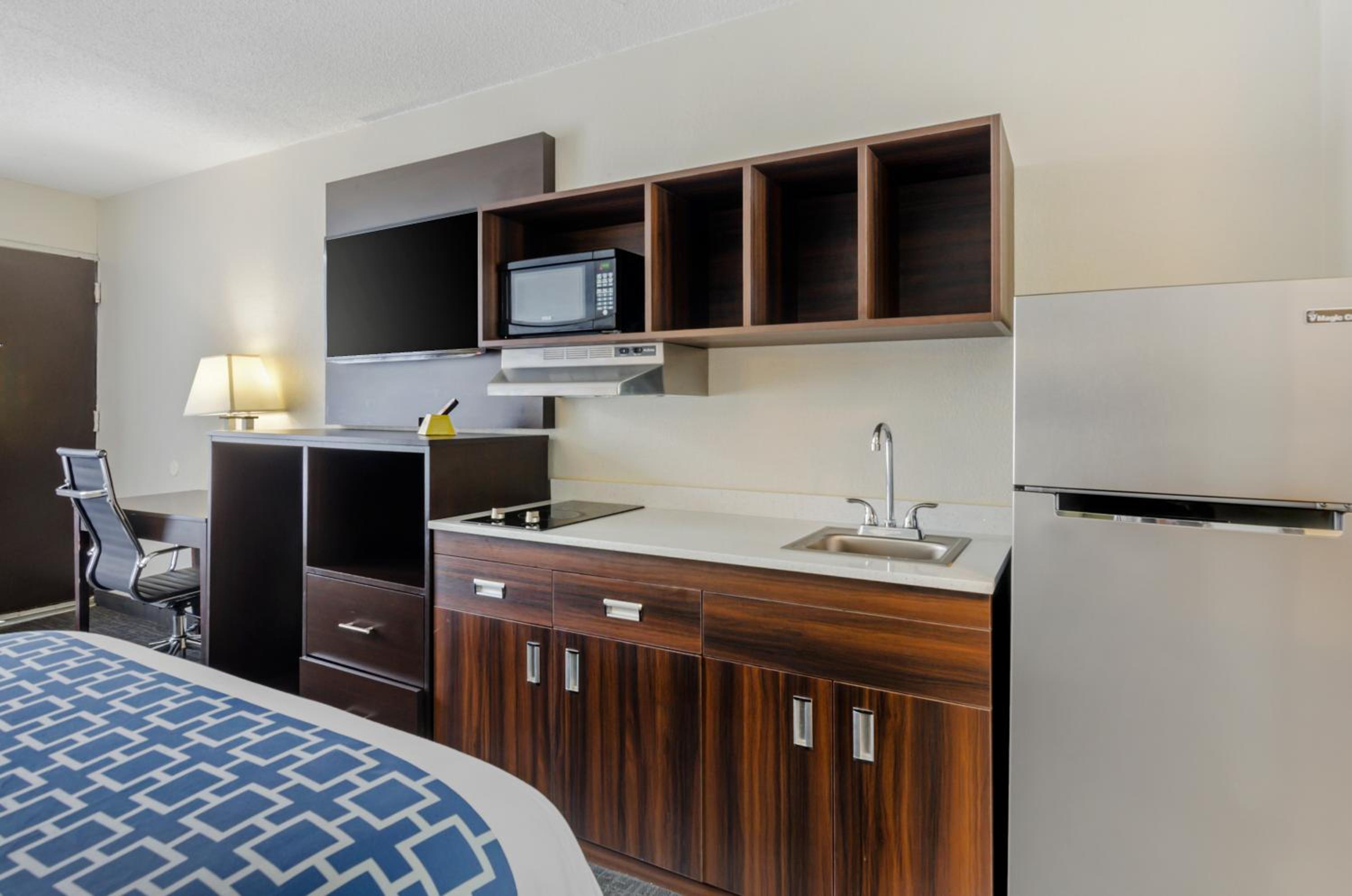 Efficiency King Room with Roll-In Shower - Disability Access/Non Smoking - Photo 2