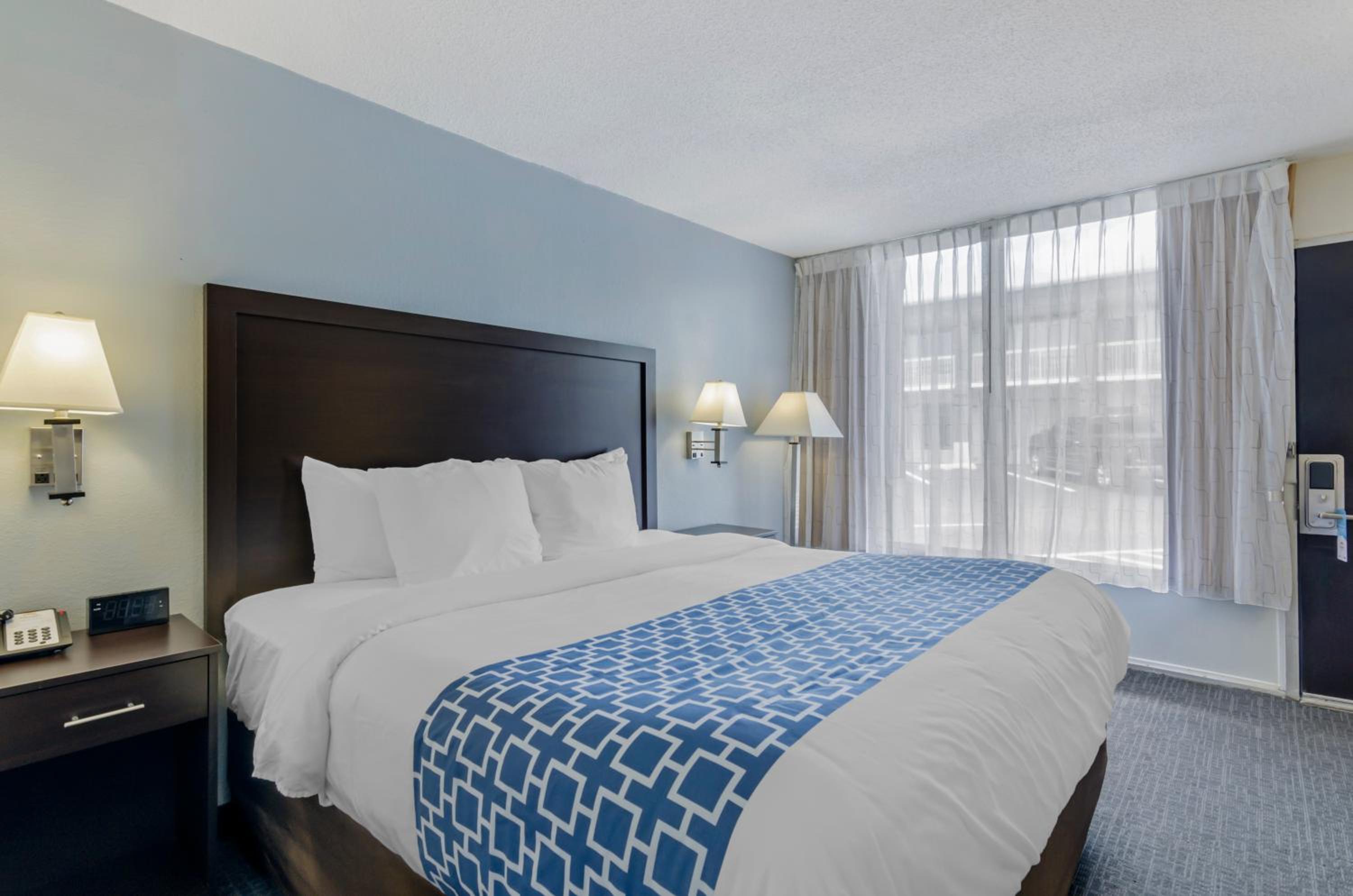 Efficiency King Room with Roll-In Shower - Disability Access/Non Smoking - Photo 3