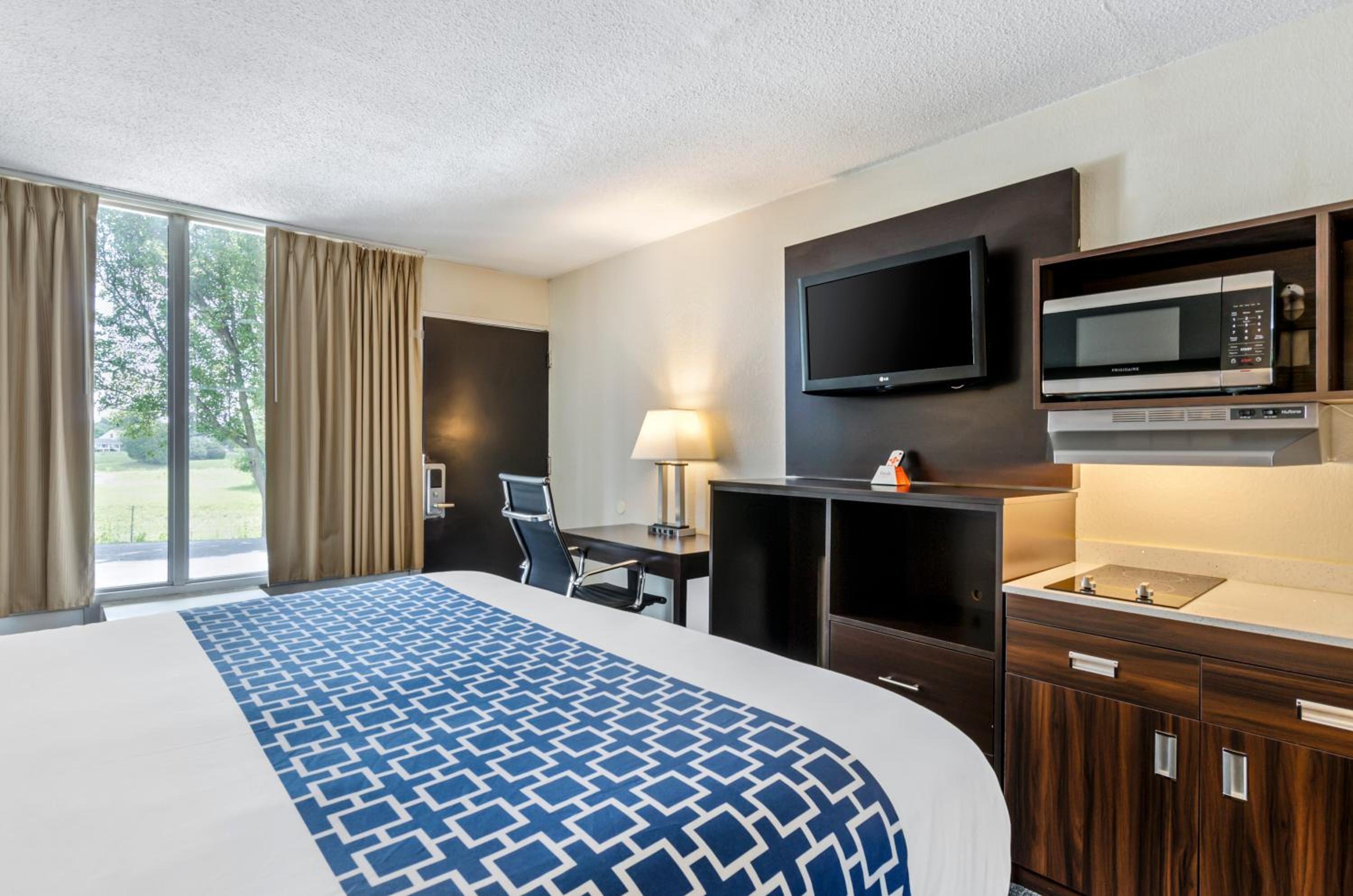 Efficiency King Room with Roll-In Shower - Disability Access/Non Smoking - Photo 5