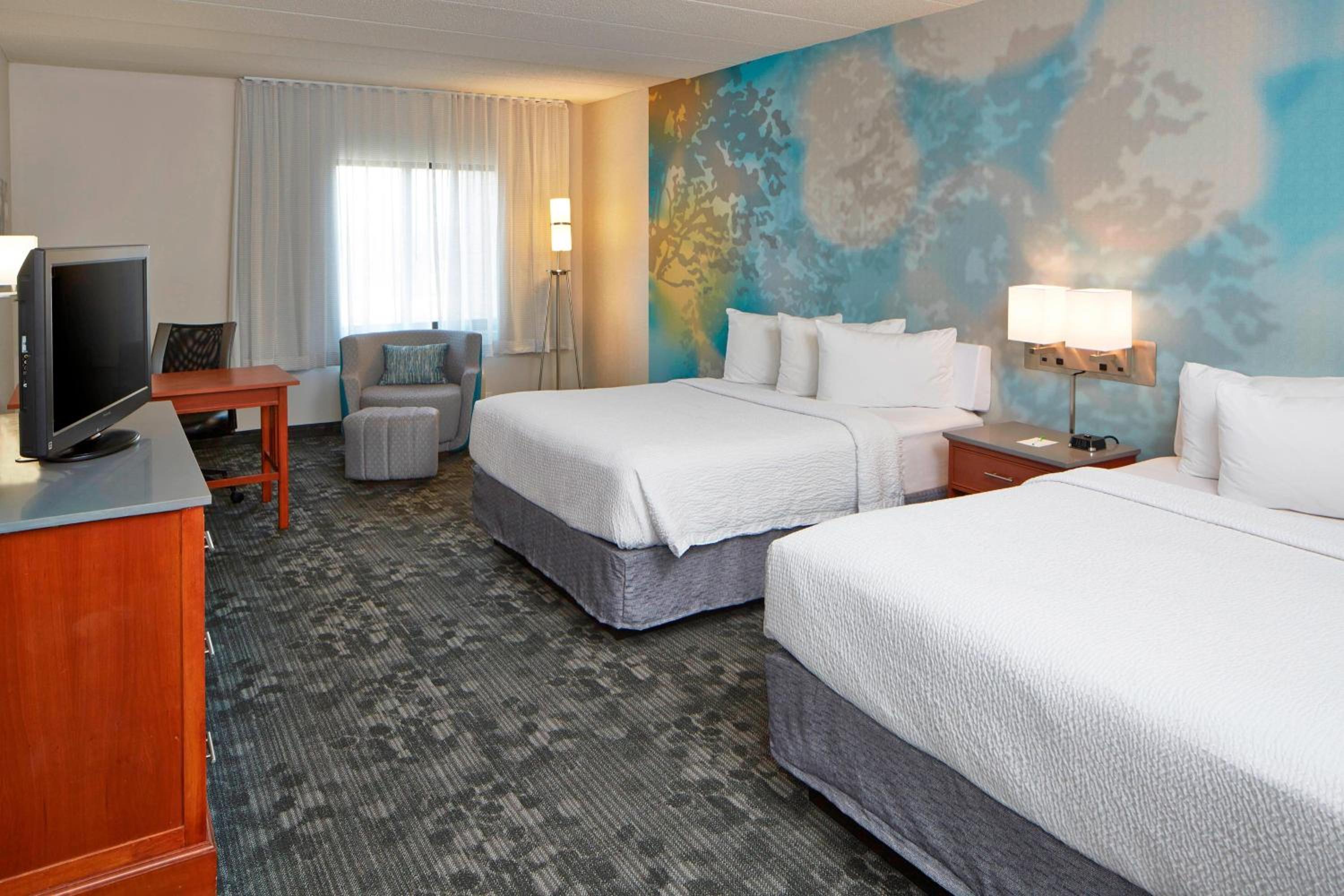 Queen Room with Two Queen Beds - Photo 4