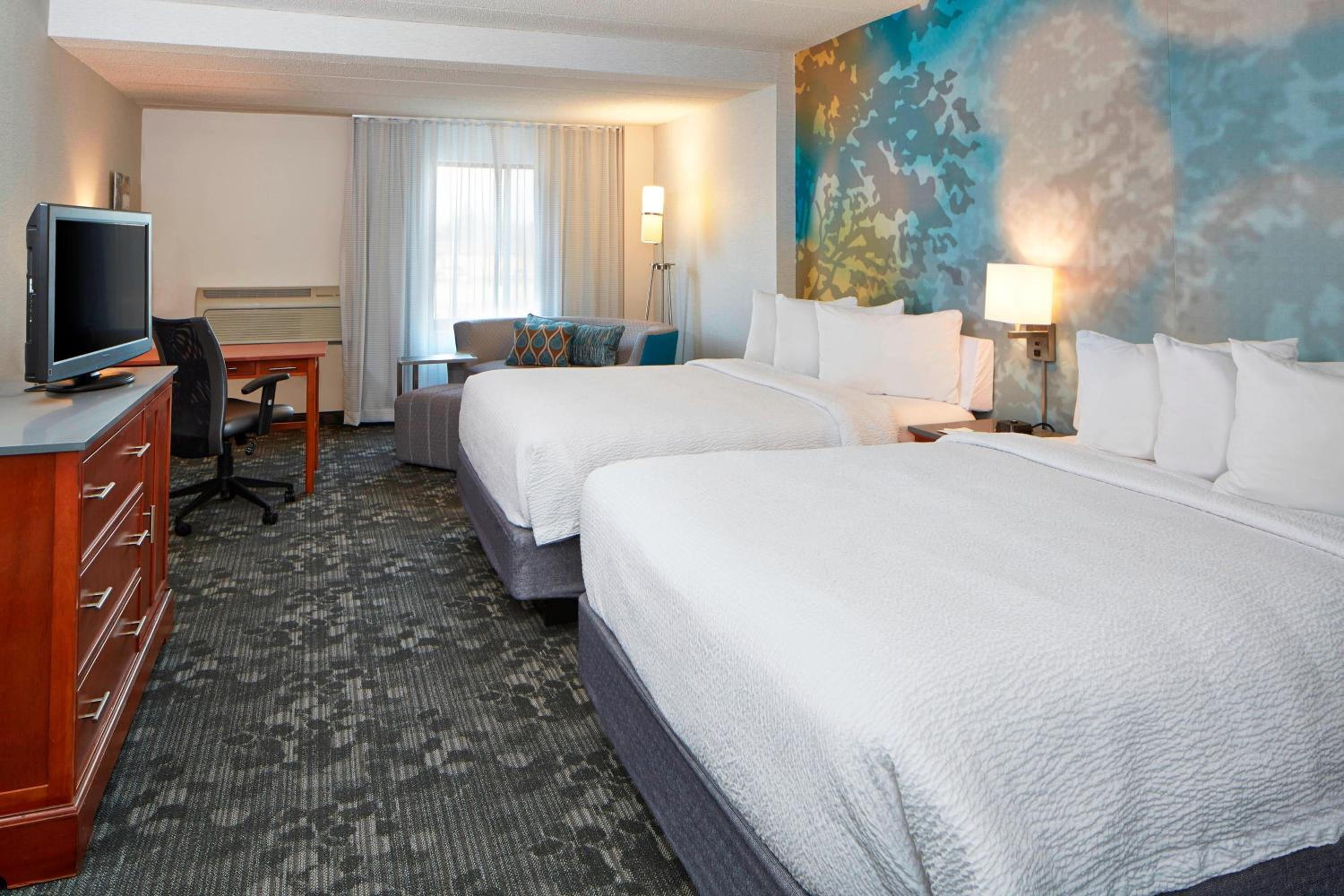 Queen Room with Two Queen Beds - Photo 3