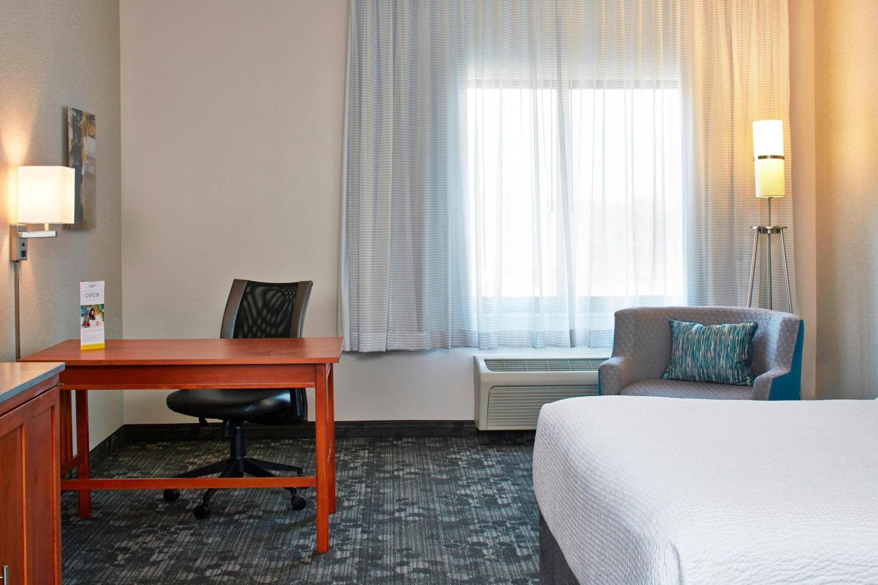 Queen Room with Two Queen Beds - Photo 2