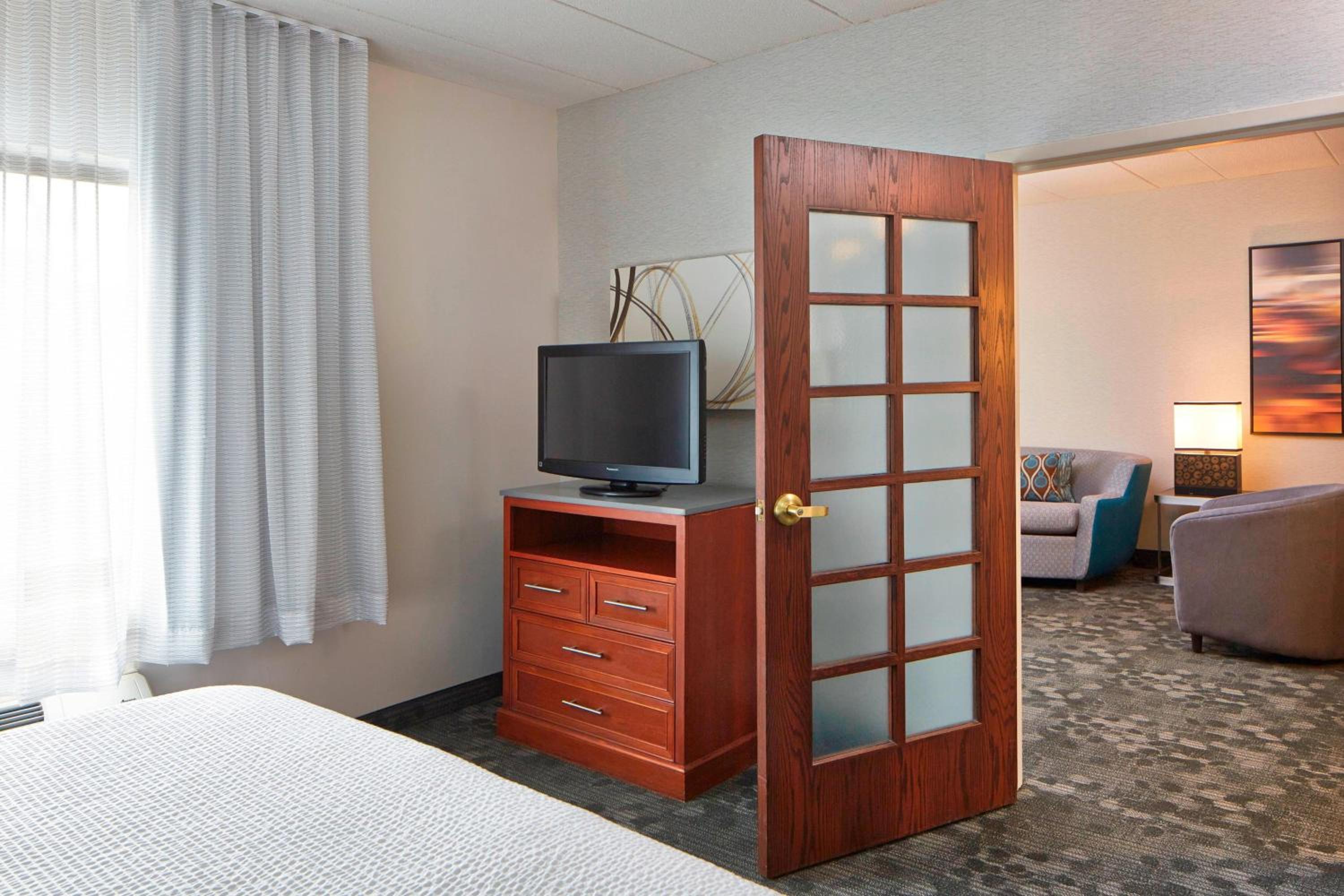 One-Bedroom King Suite - Photo 4