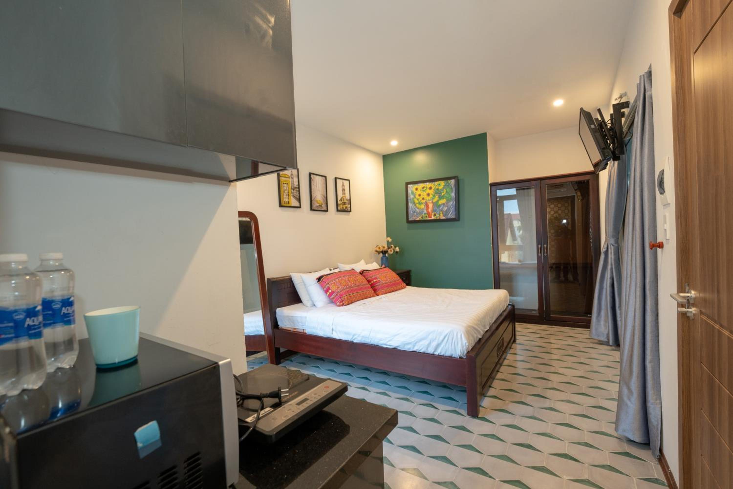 Double Room with Pool View - Photo 8