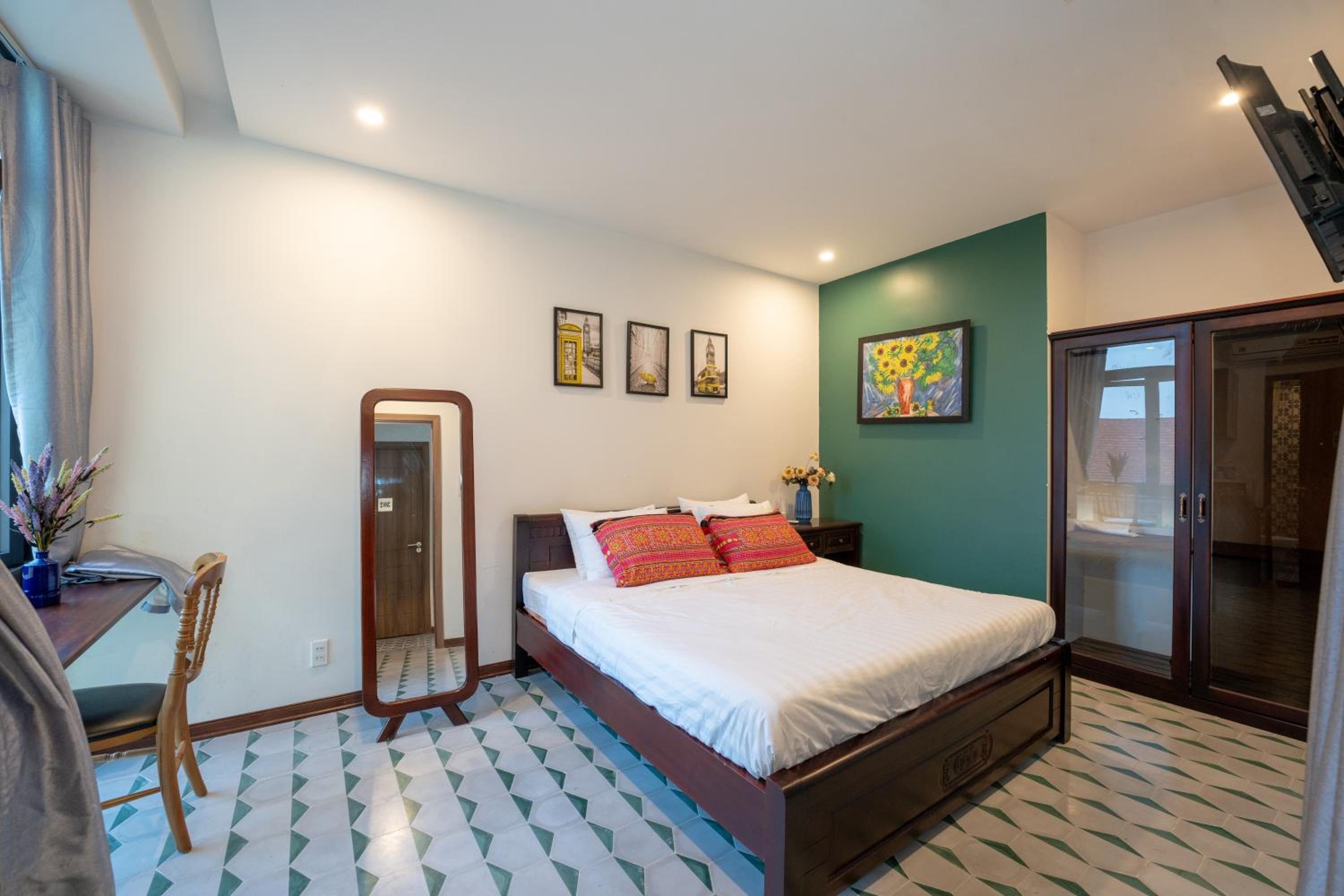 Double Room with Pool View - Photo 9