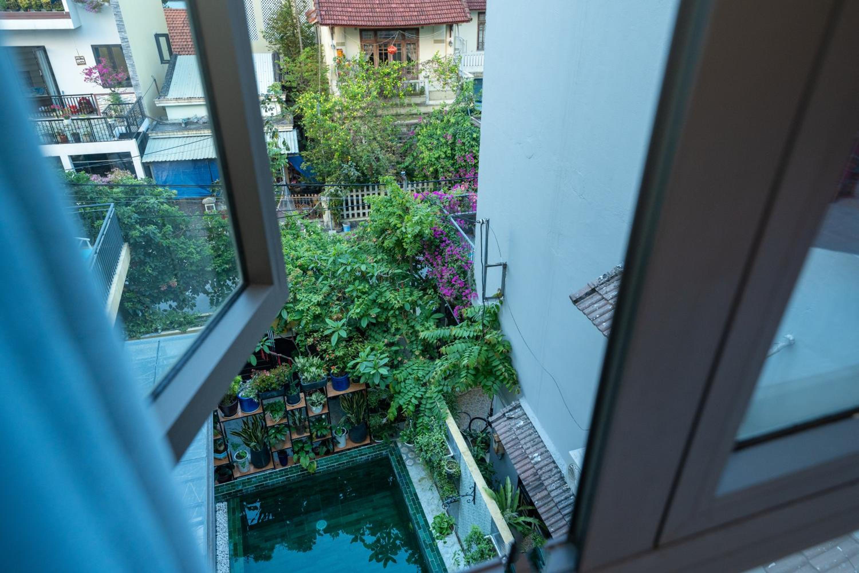 Double Room with Pool View - Photo 12