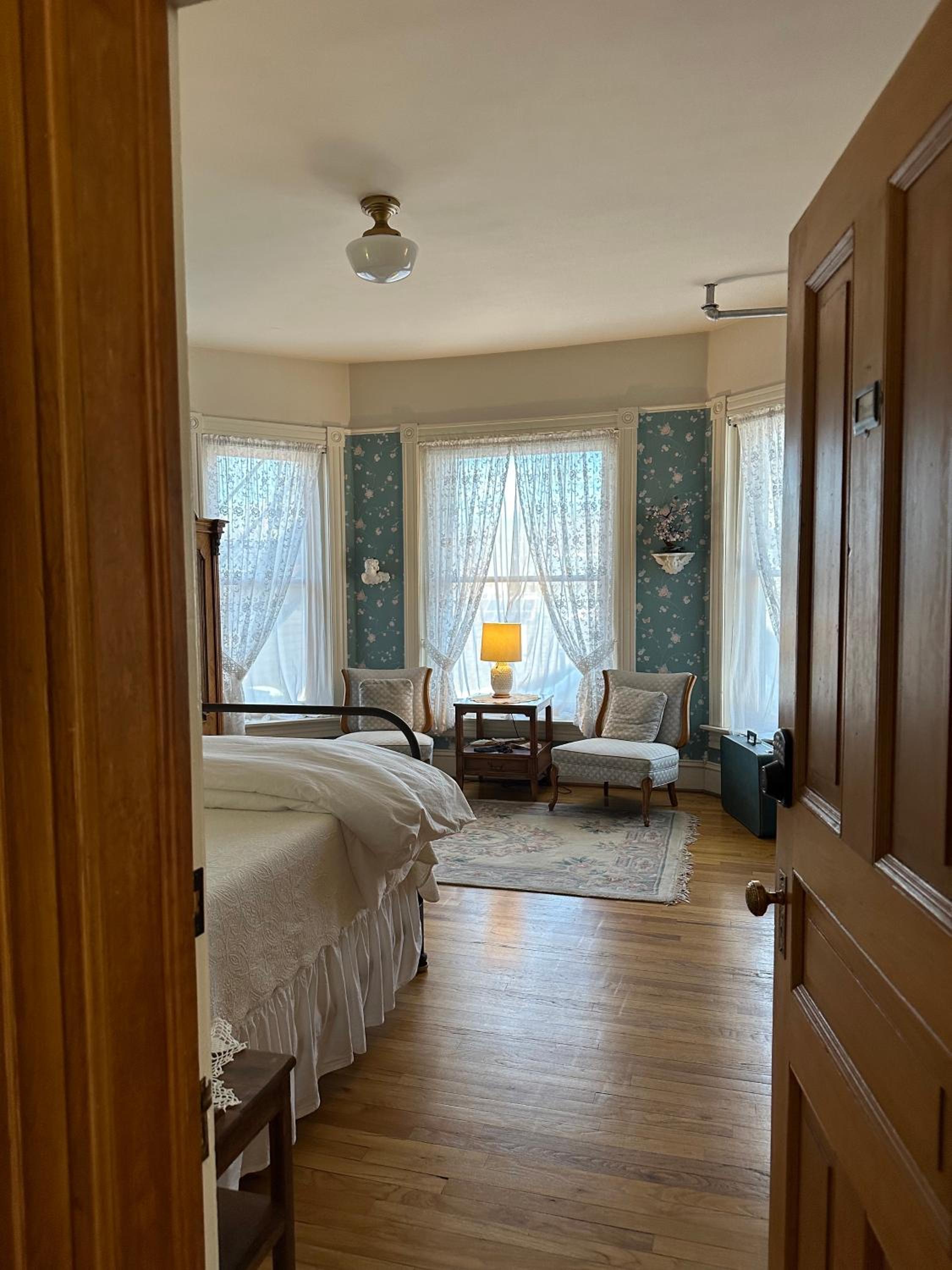 Deluxe King Room - Photo 8