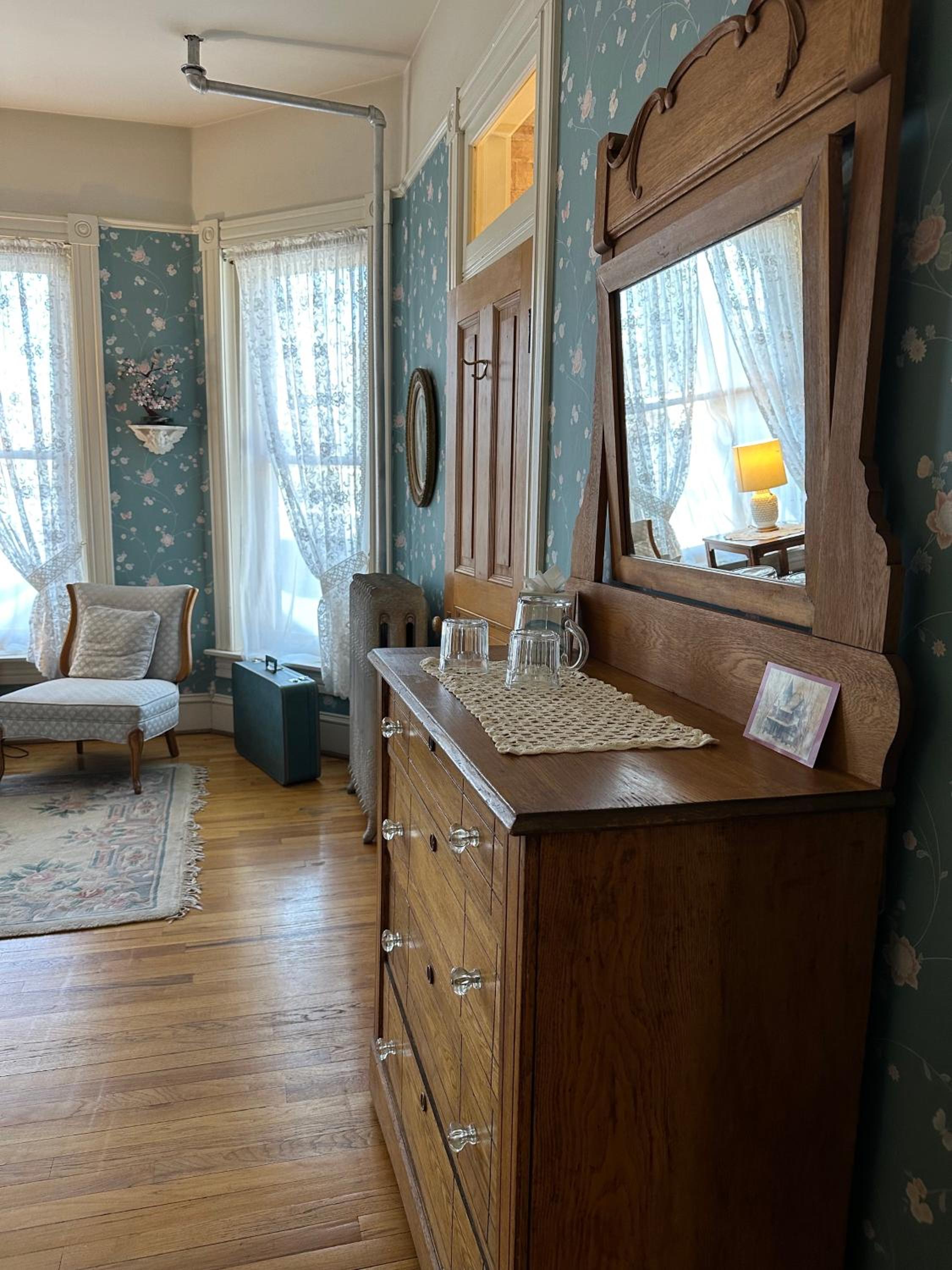 Deluxe King Room - Photo 2