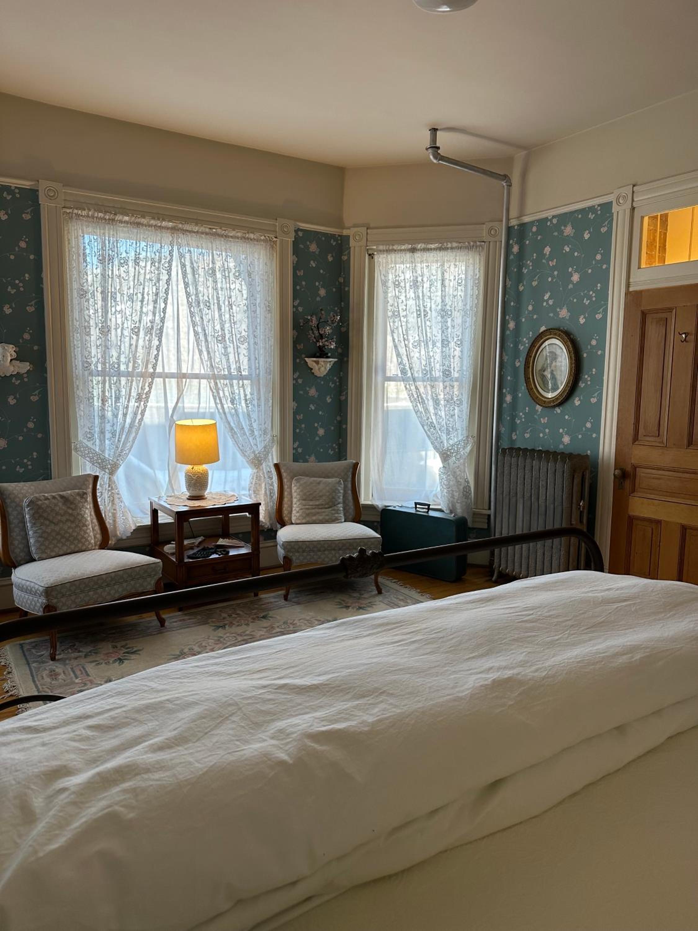 Deluxe King Room - Photo 9