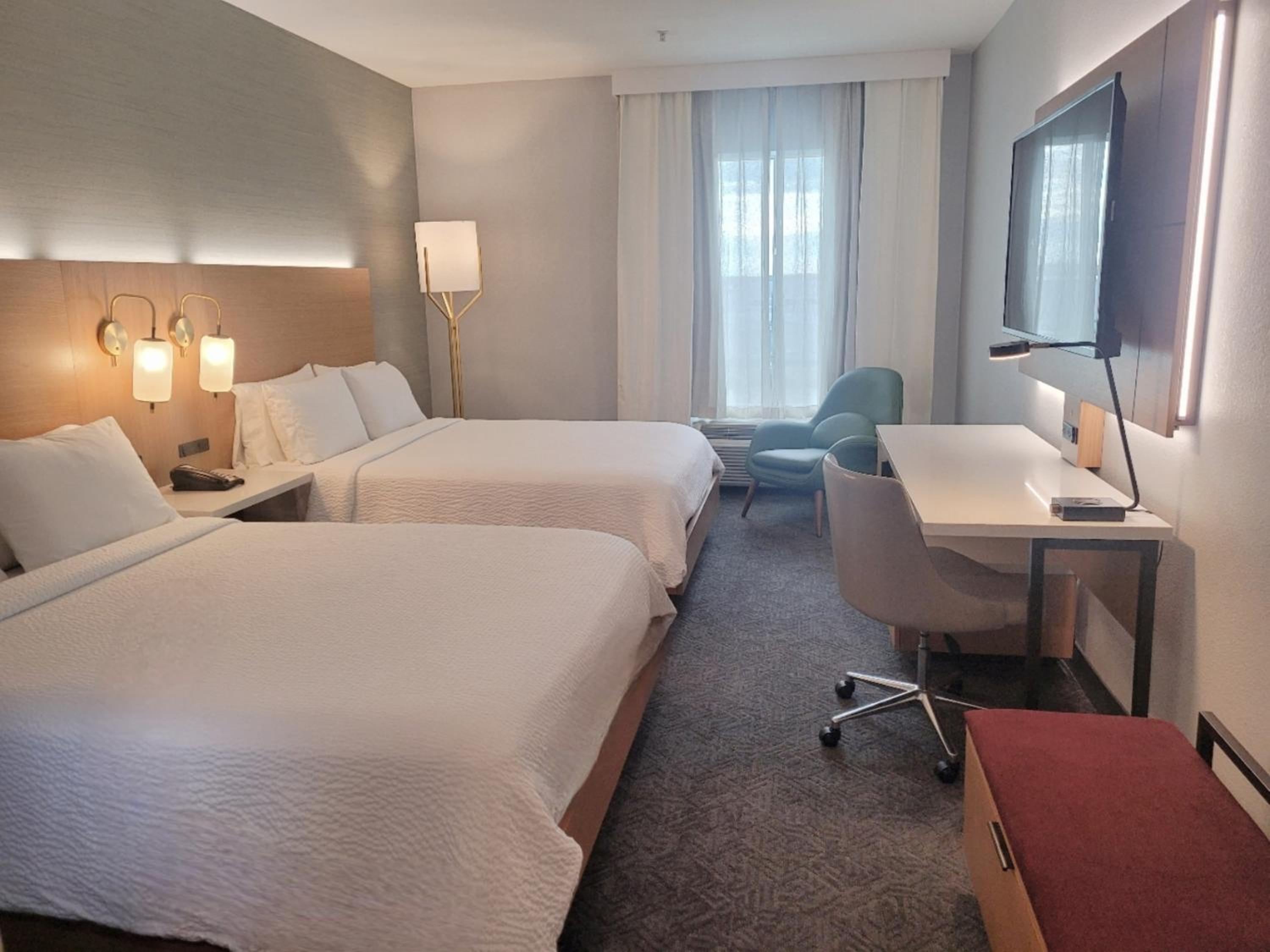 Queen Room with Two Queen Beds - Photo 8