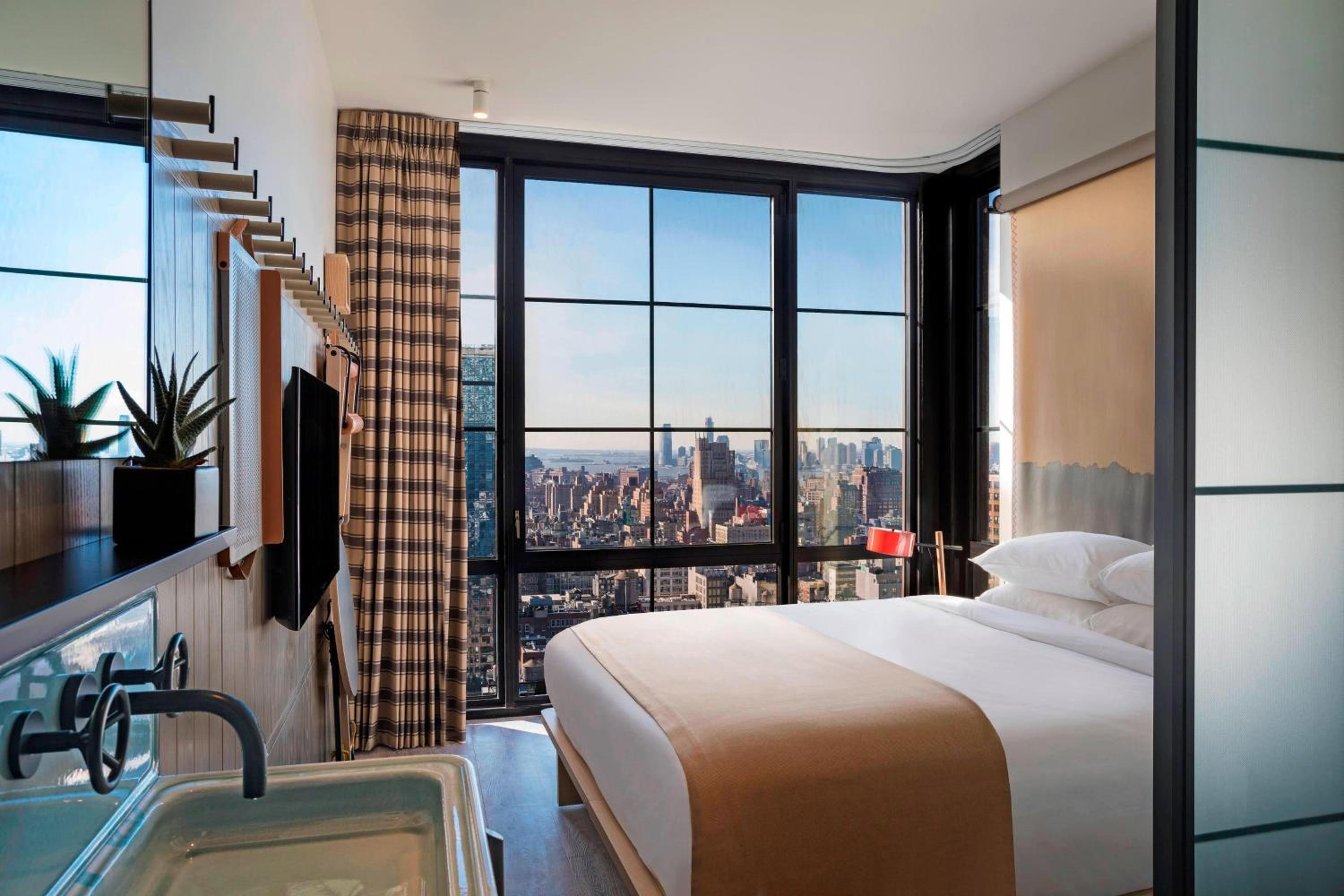 King Room with Landmark View - Hearing Accessible - Photo 1