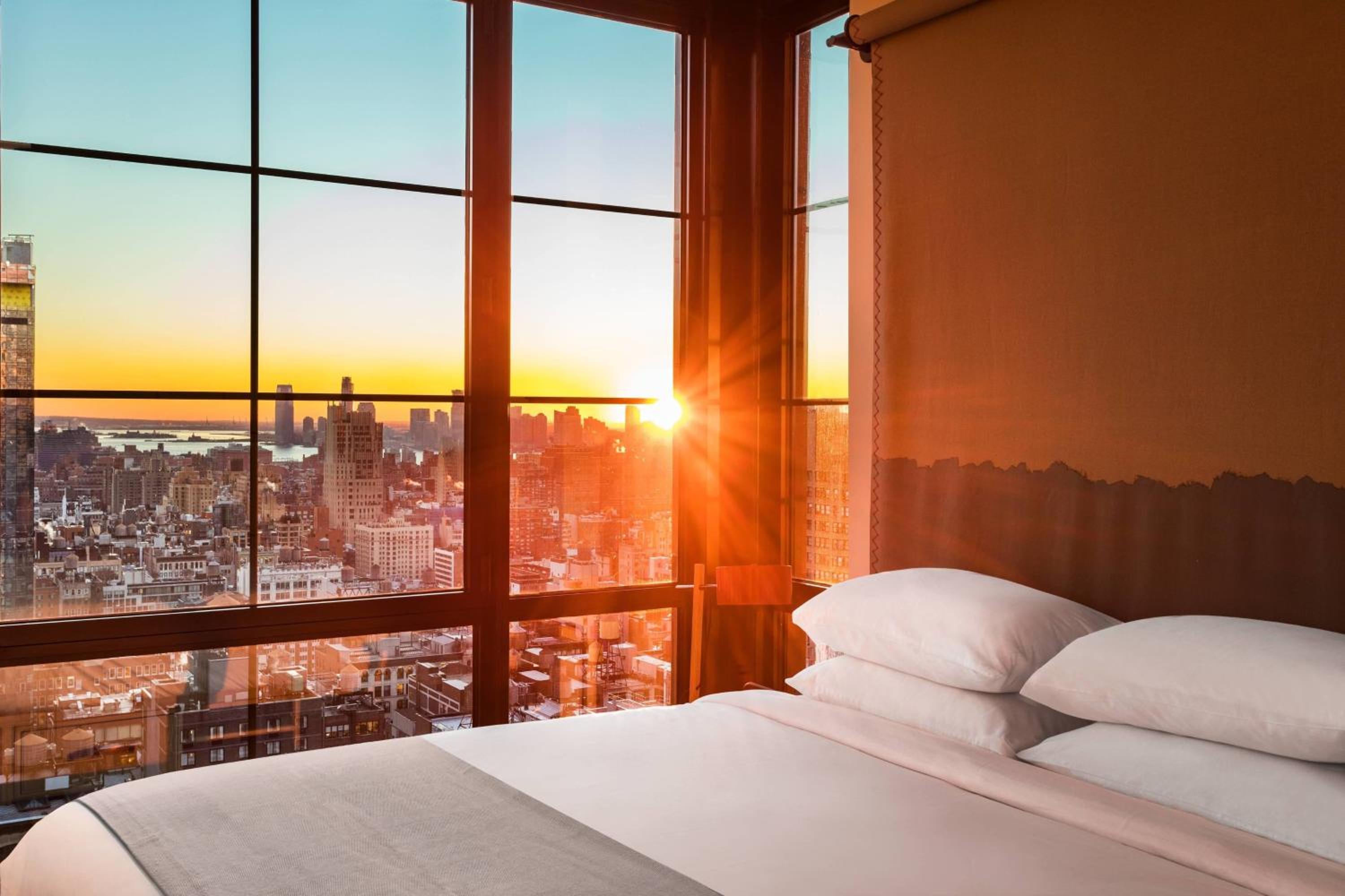 King Room with Landmark View - Hearing Accessible - Photo 2
