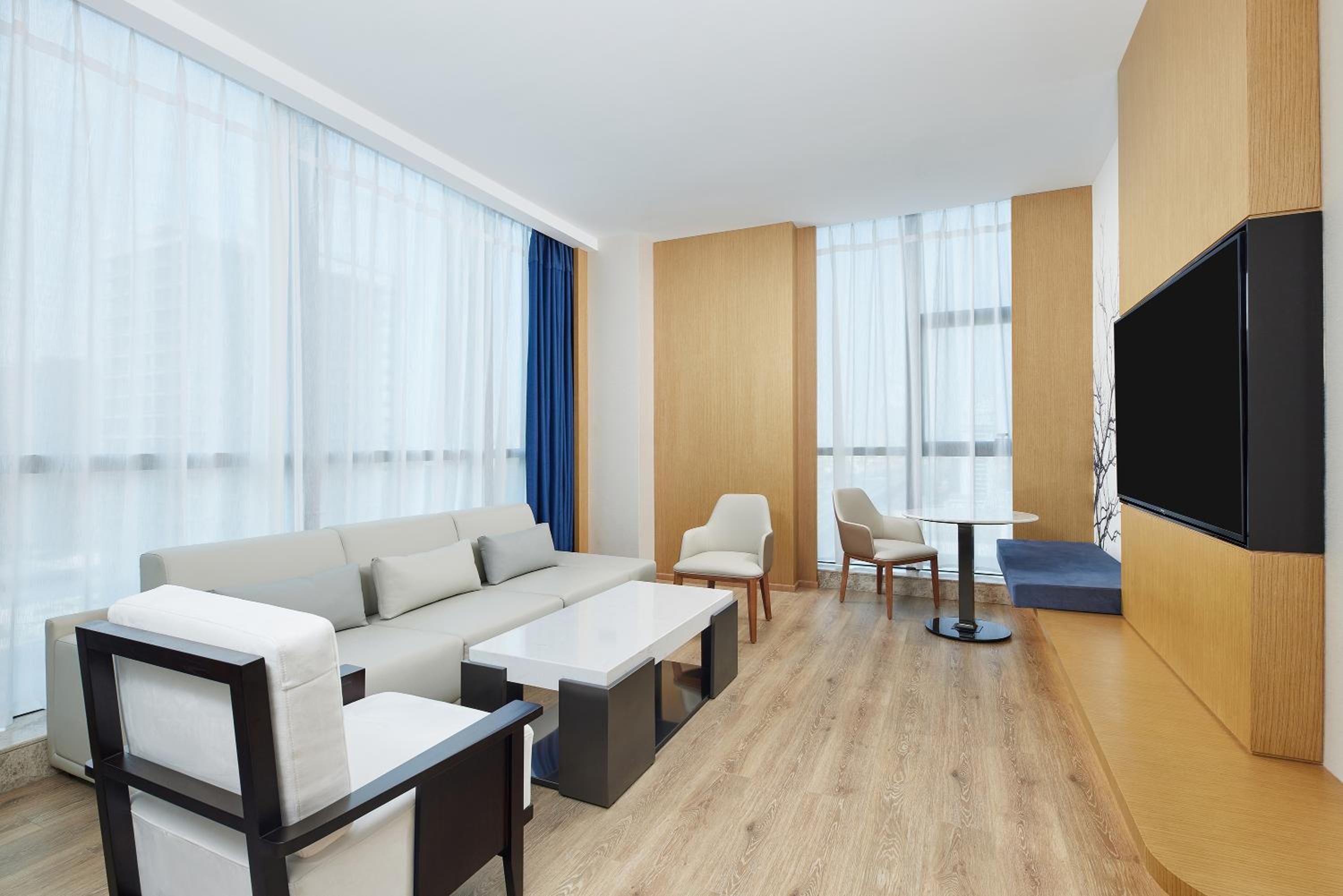 King Suite with City View photo 3