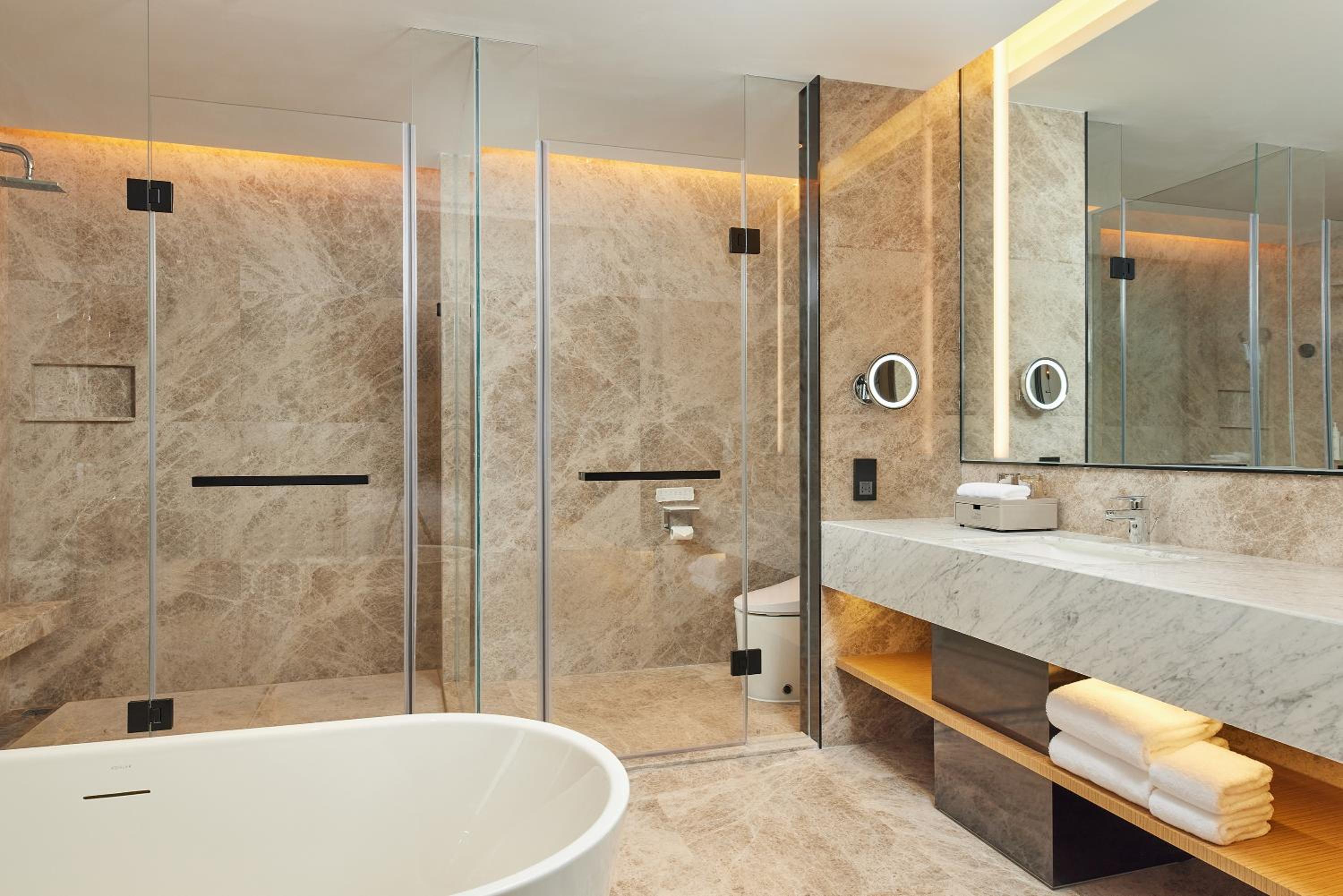King Suite with City View photo 2