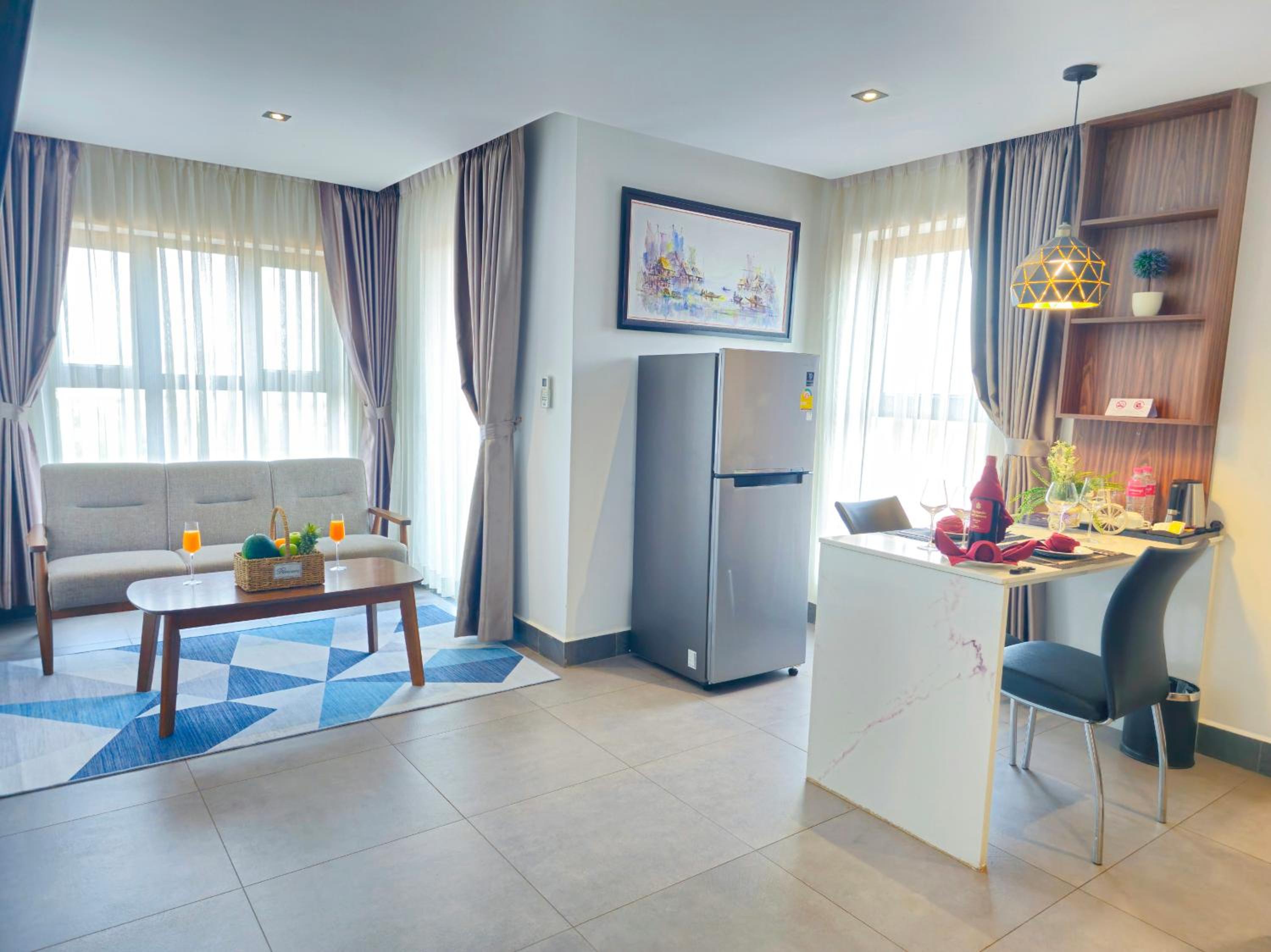 Executive Suite - Photo 10