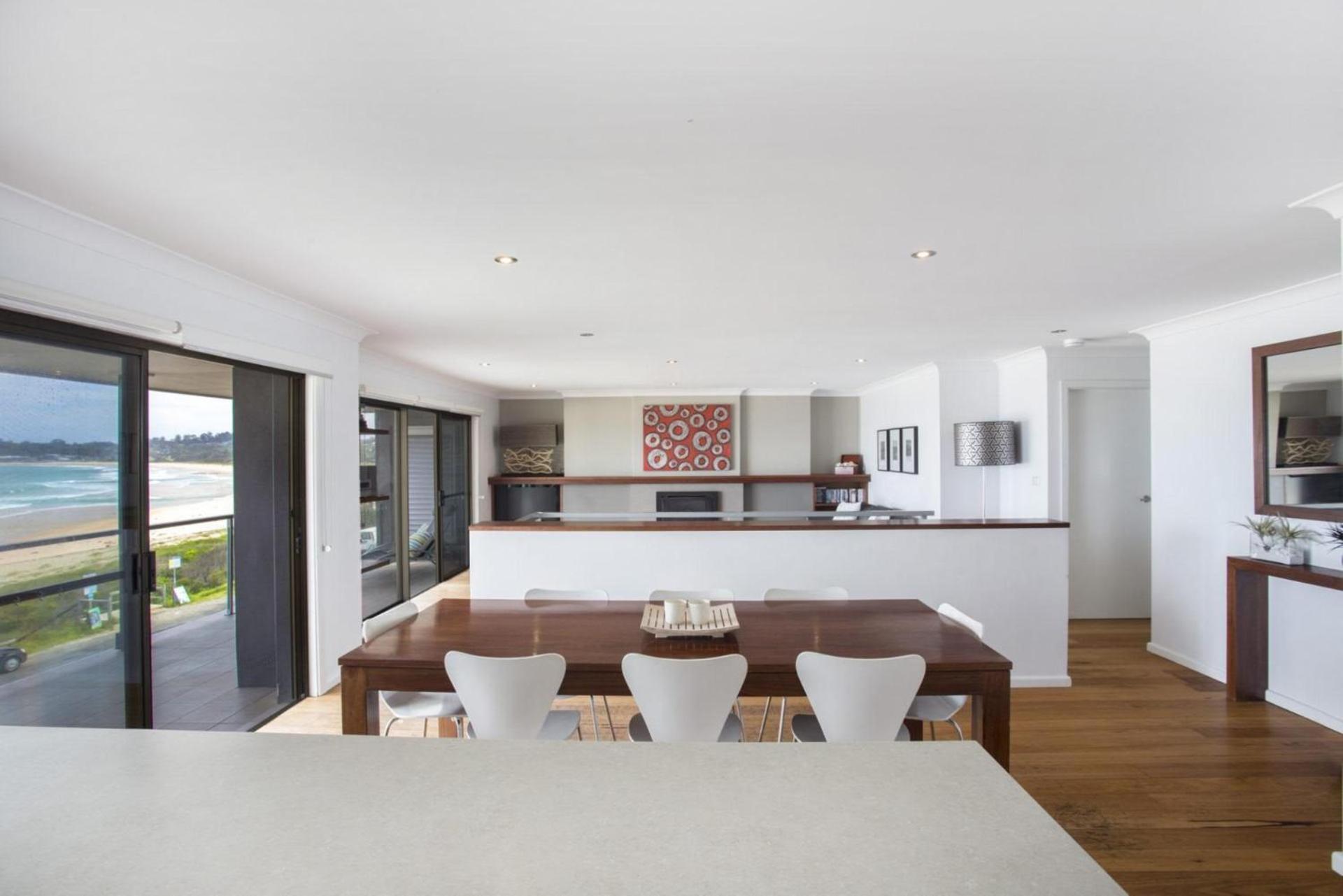 Five-Bedroom House photo 3