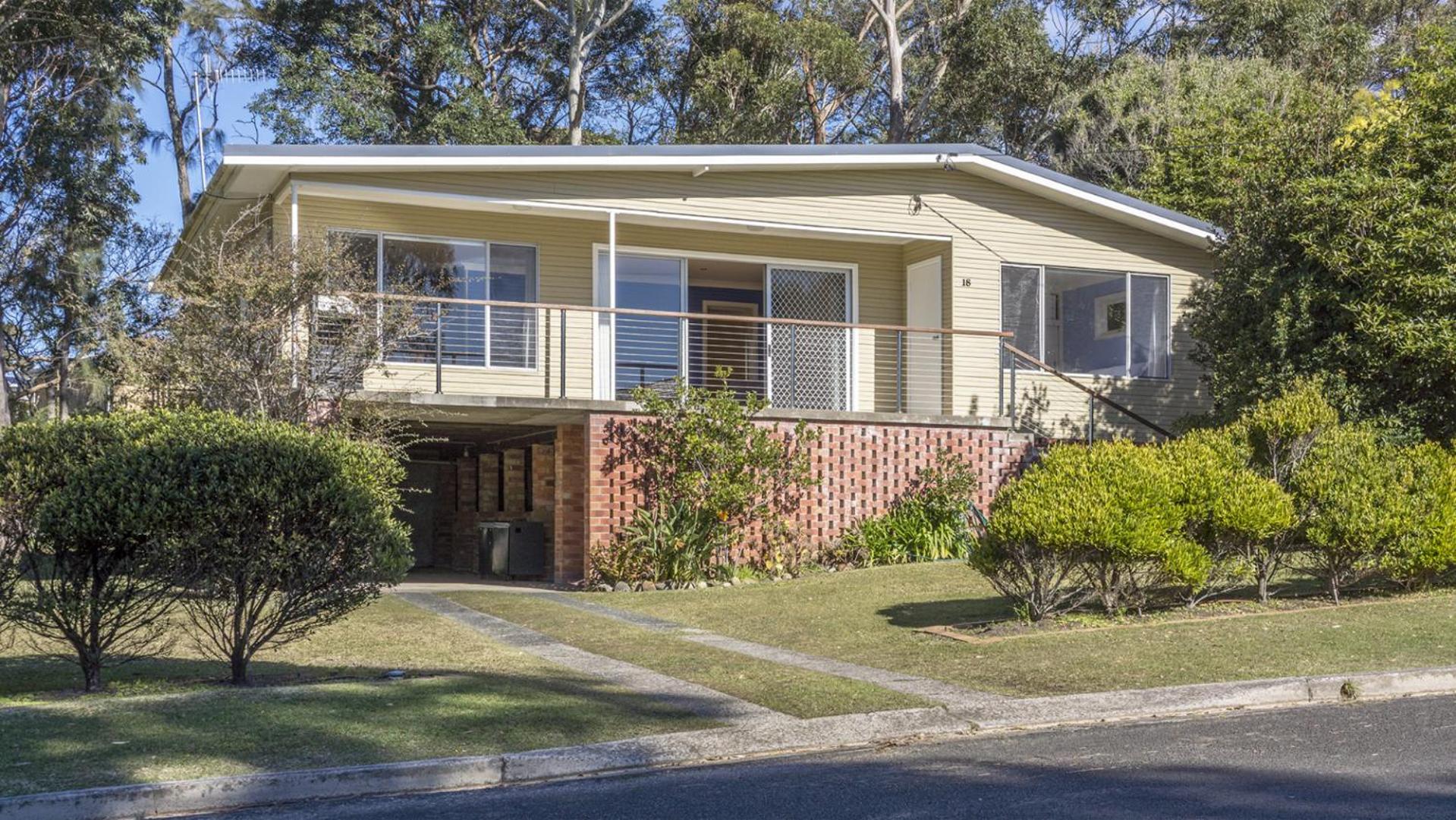 Five-Bedroom House photo 2