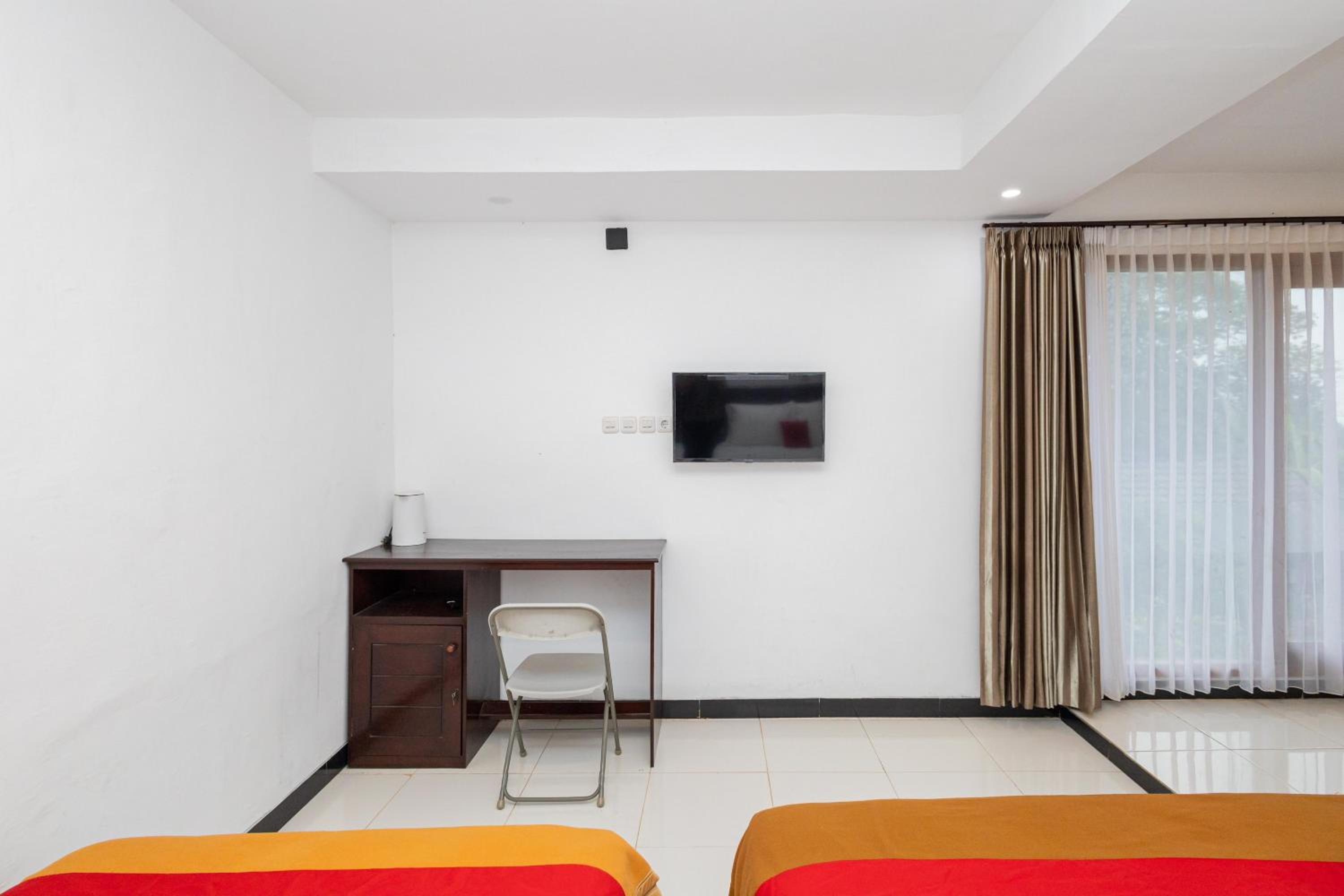 Family Room - Photo 4