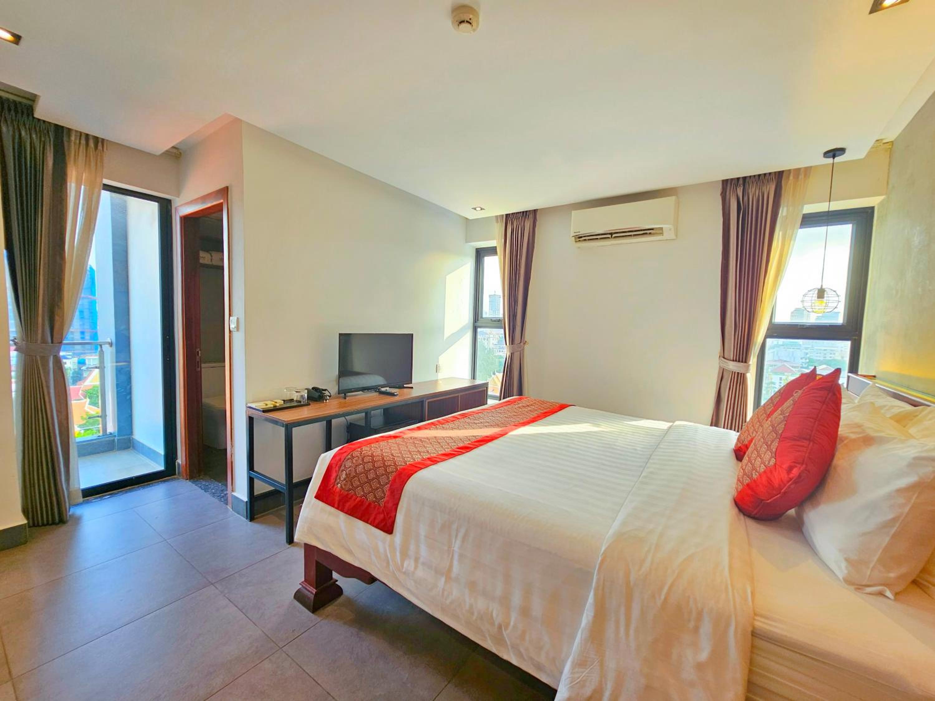 Deluxe Double Room - Photo 9