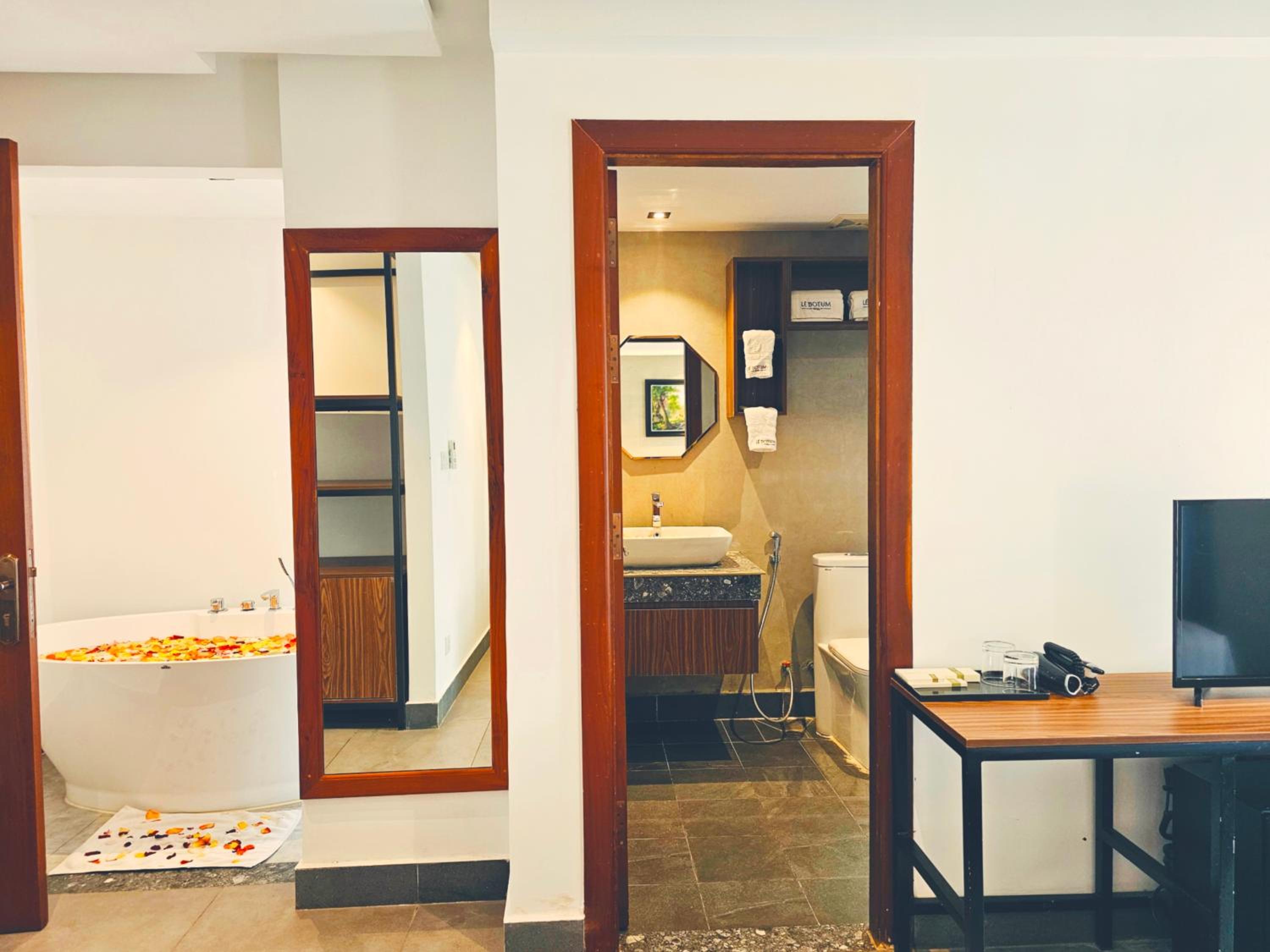 Executive Suite - Photo 8