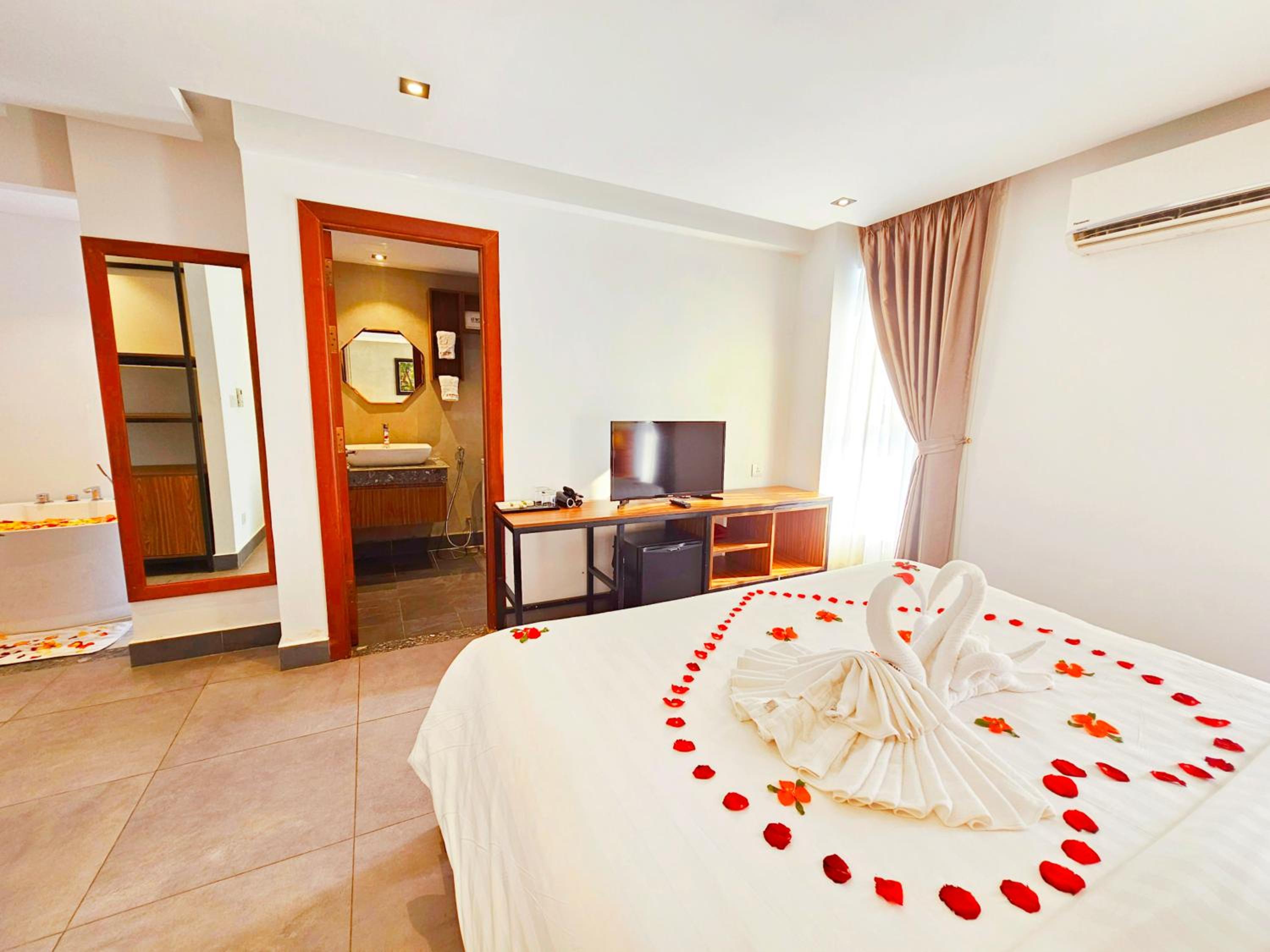Executive Suite - Photo 6